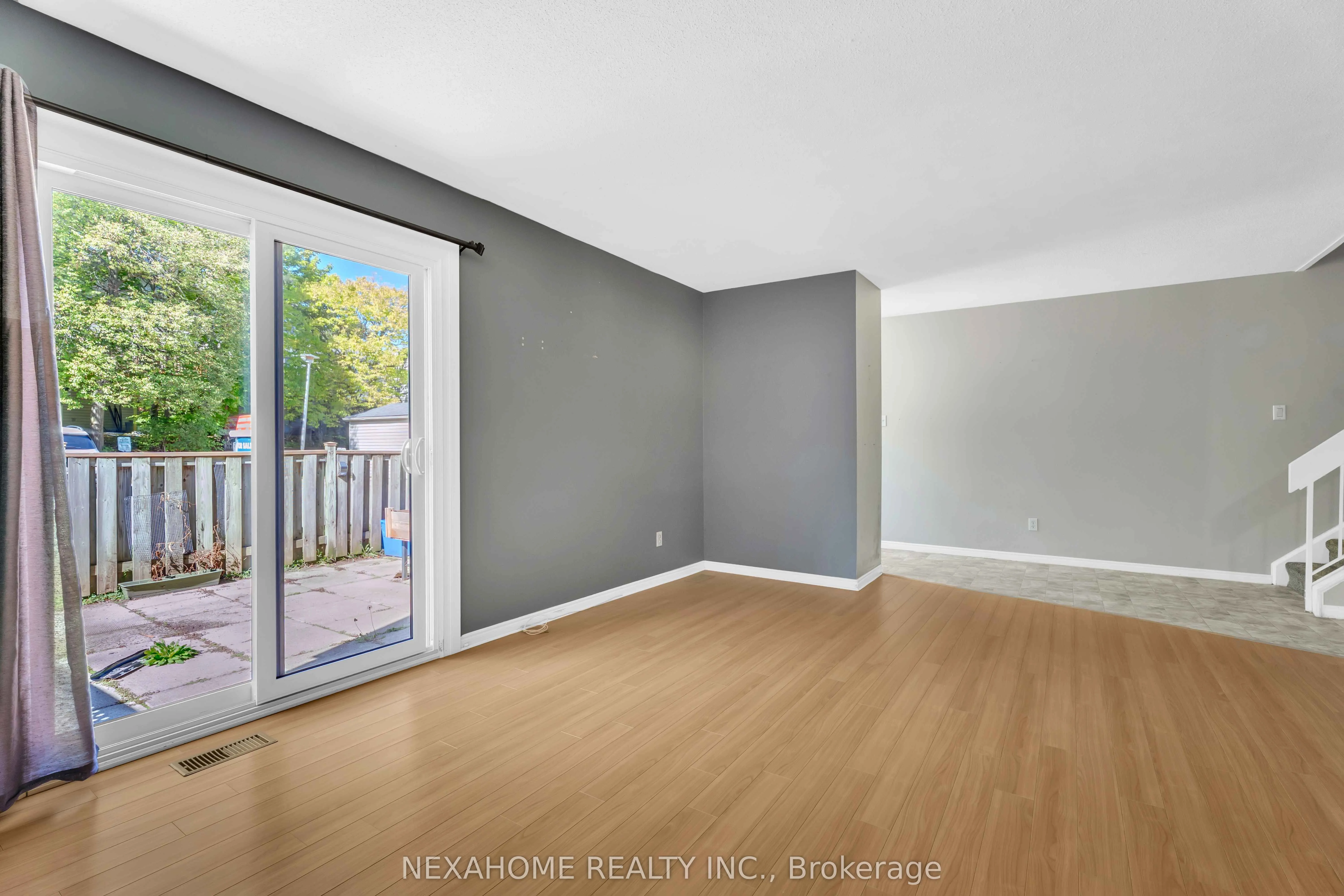 285 EVERGLADE Crescent, #33