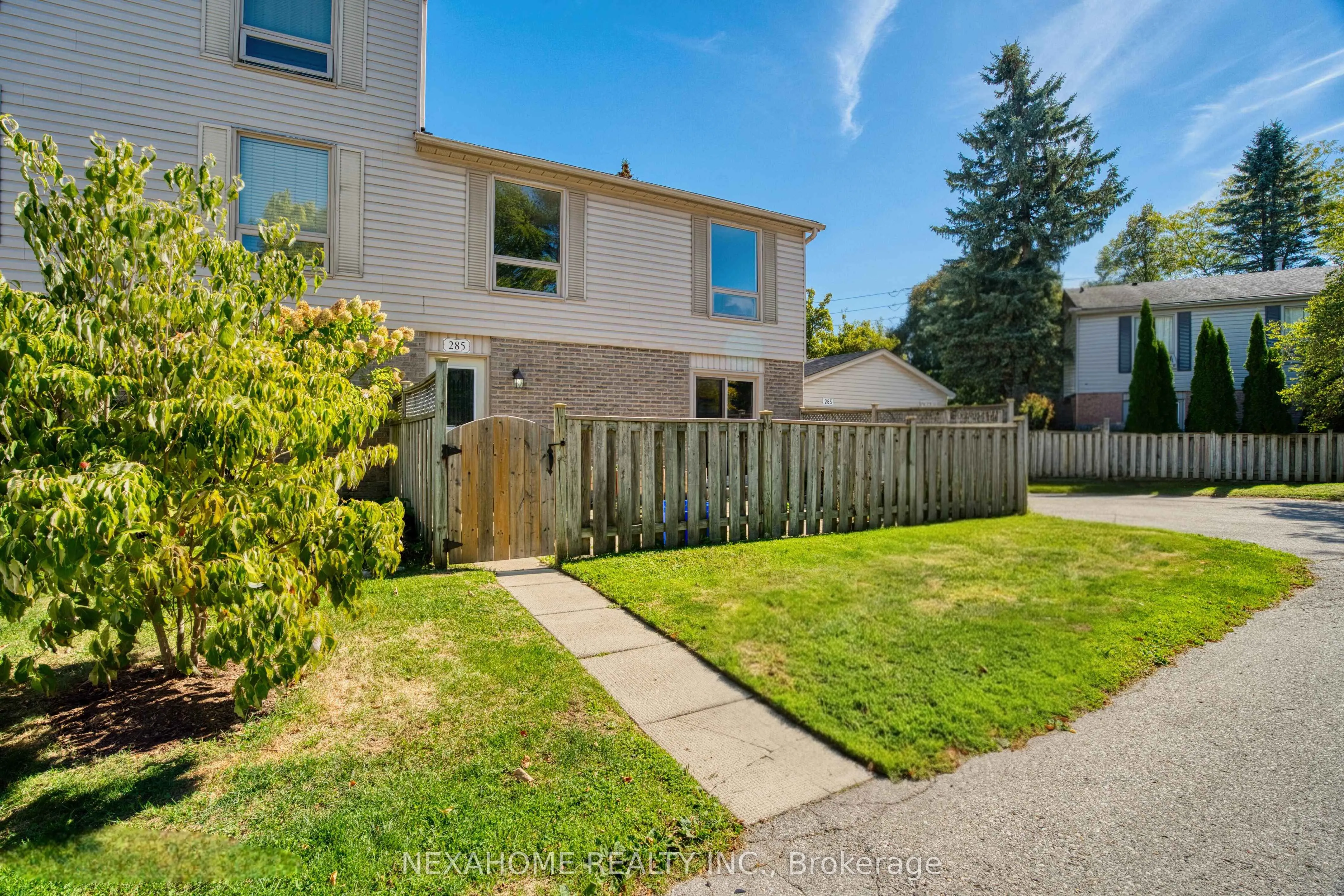 285 EVERGLADE Crescent, #33