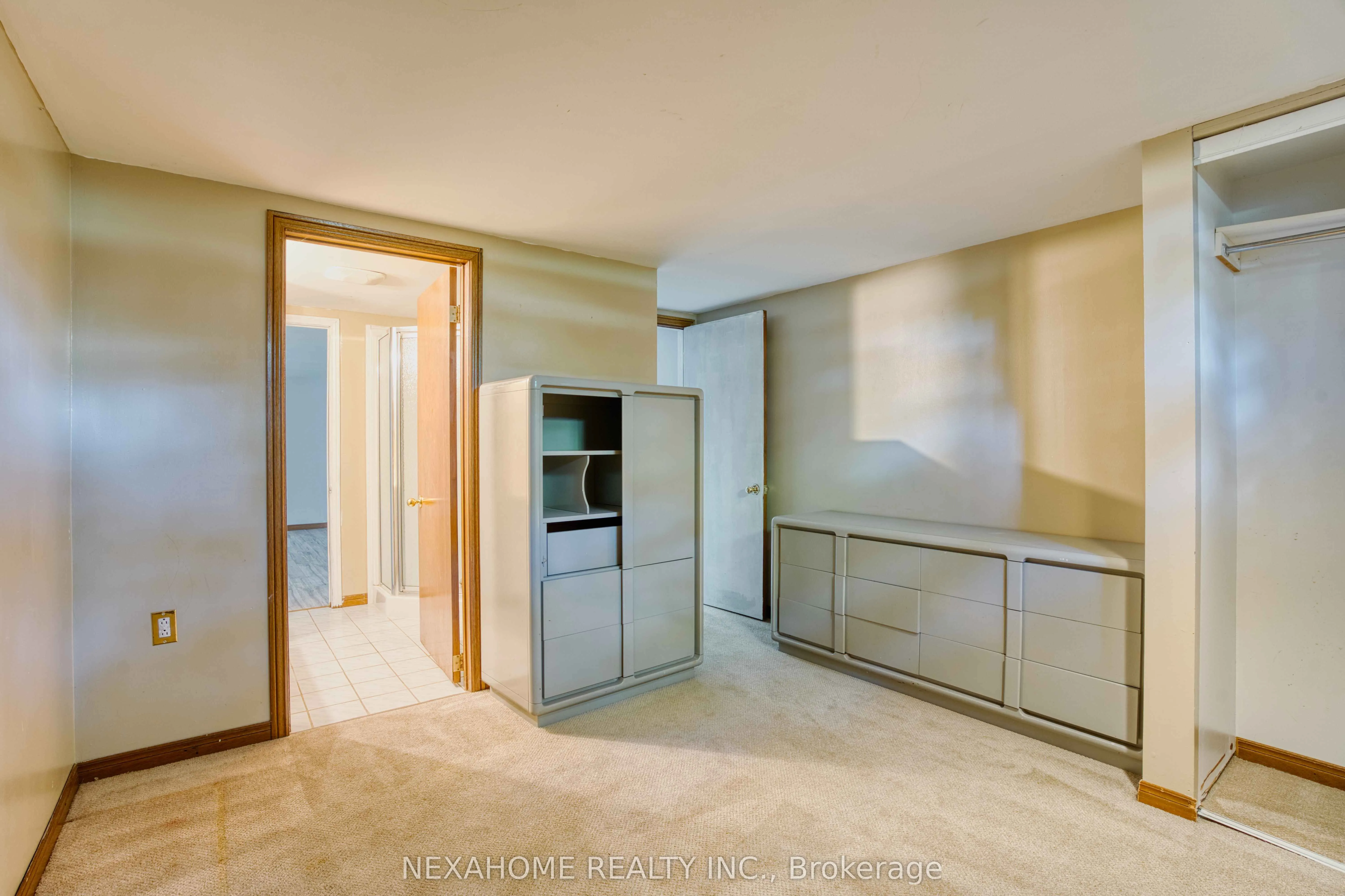 285 EVERGLADE Crescent, #33
