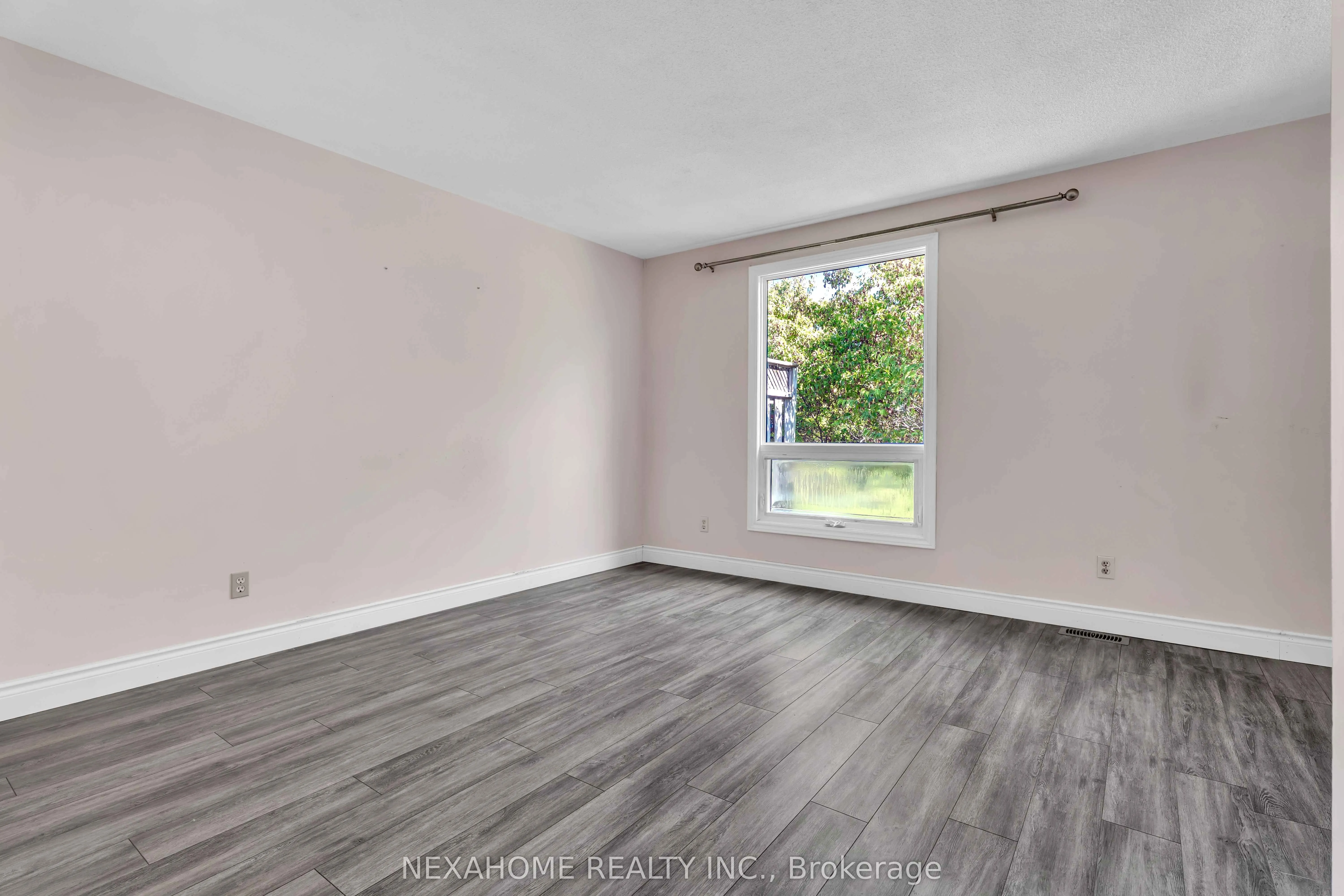 285 EVERGLADE Crescent, #33