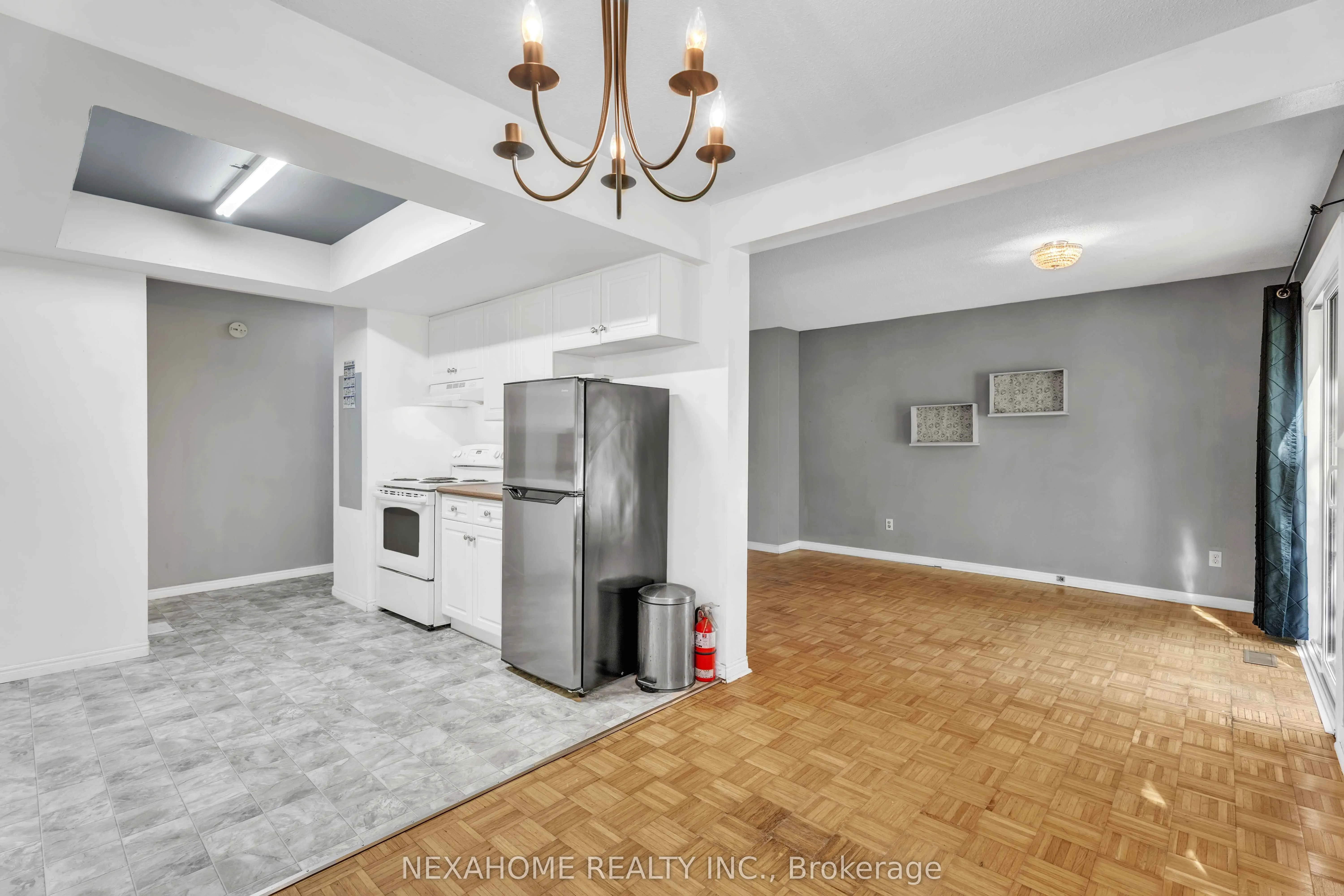 285 EVERGLADE Crescent, #33