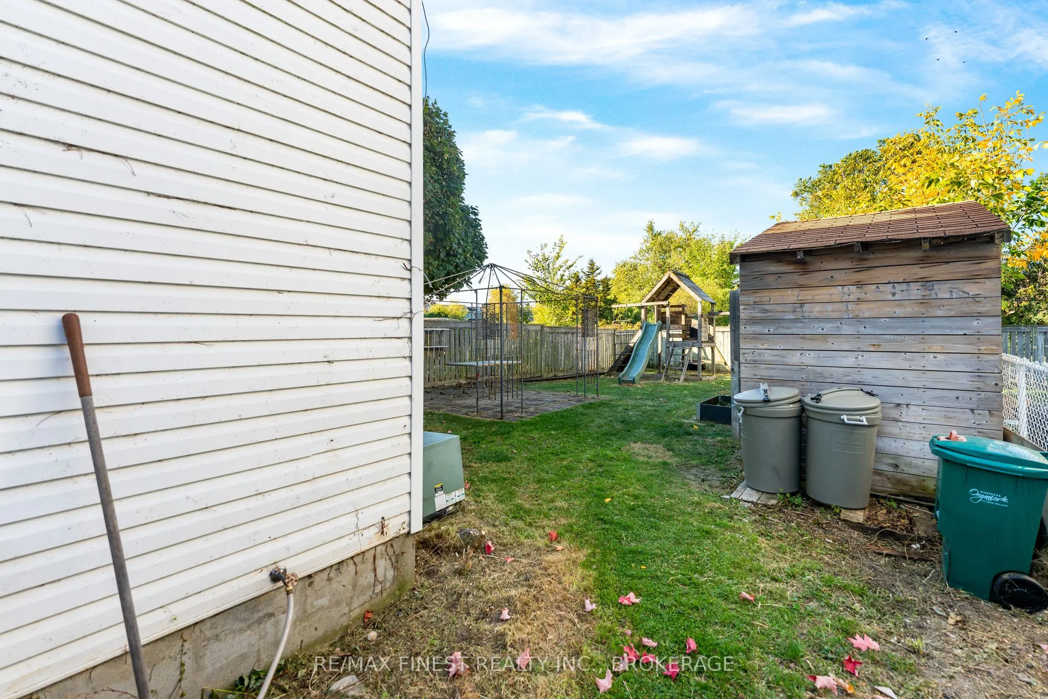 944 Warburton Crescent