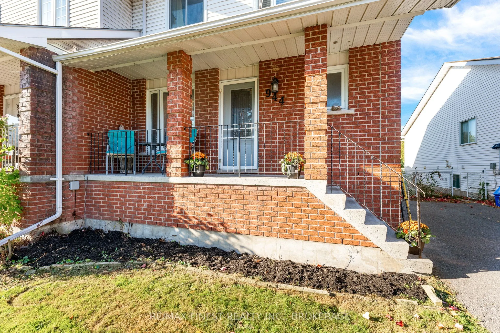 944 Warburton Crescent