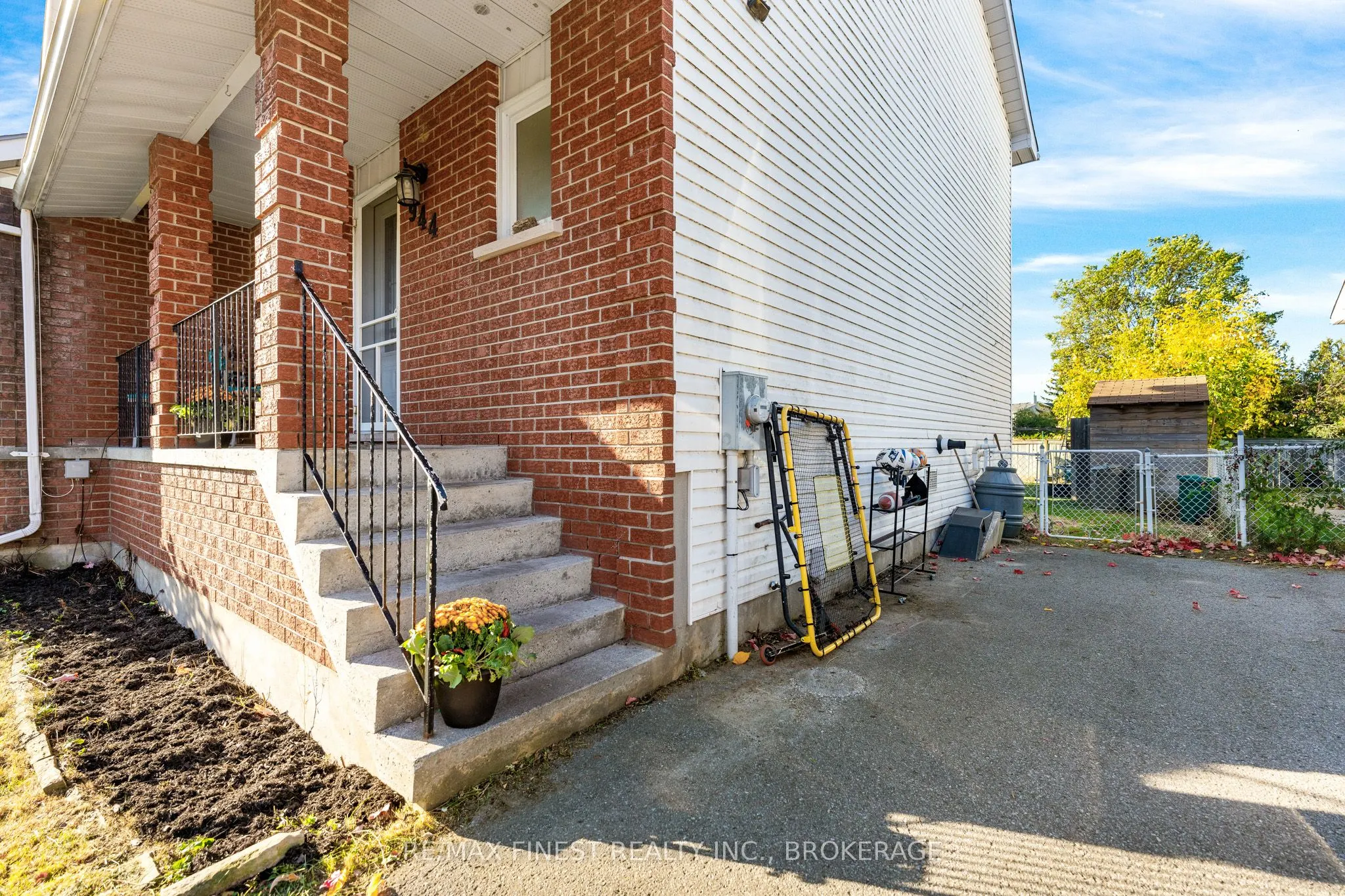 944 Warburton Crescent