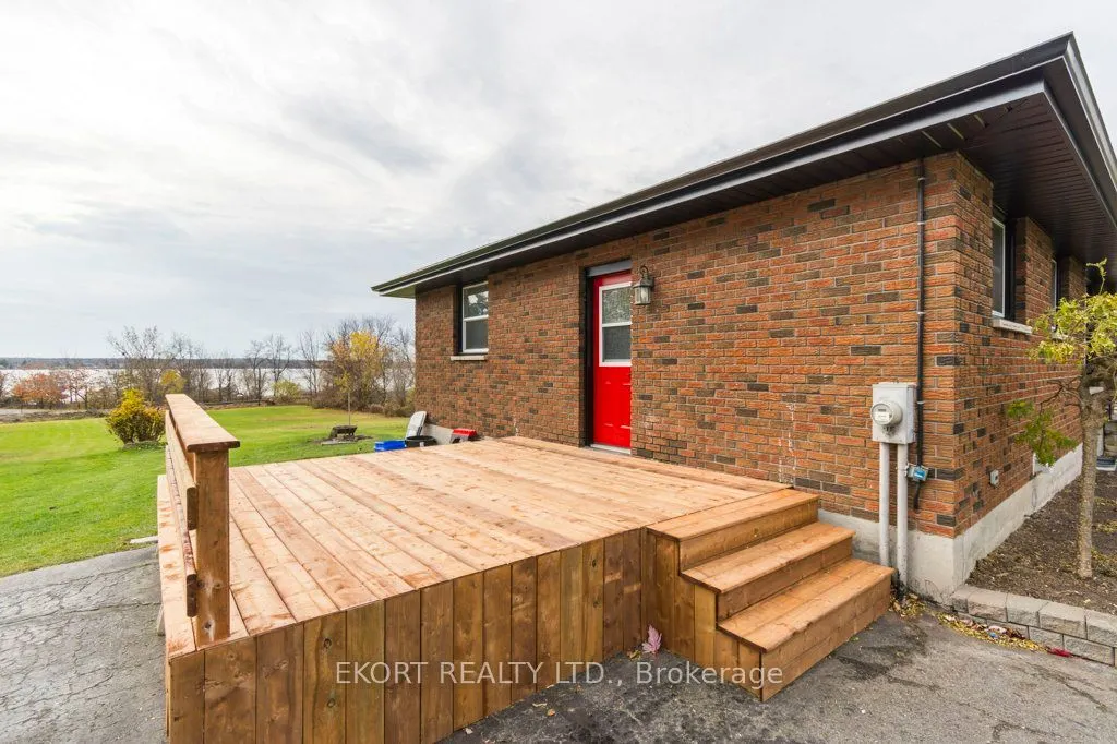 239 Dundas Street W