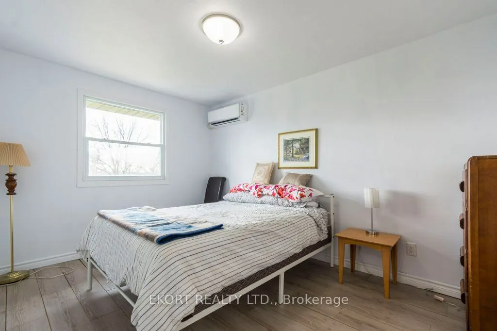239 Dundas Street W