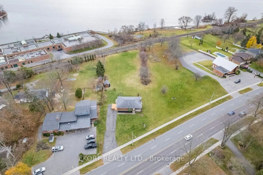239 Dundas Street W