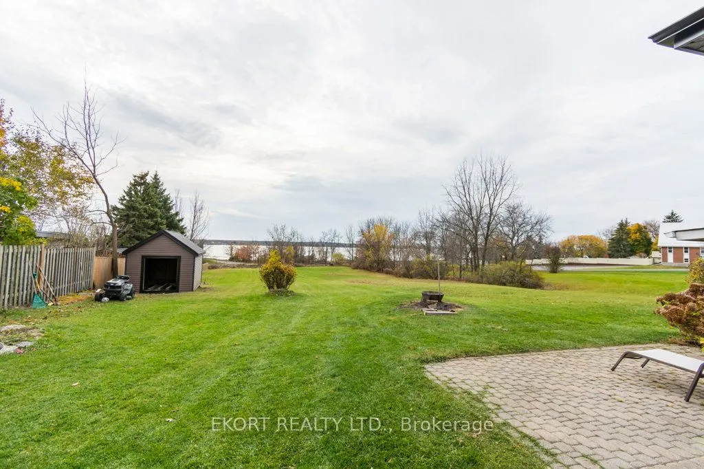 239 Dundas Street W