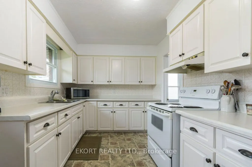239 Dundas Street W