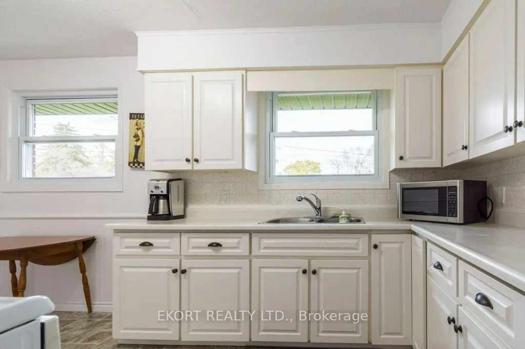 239 Dundas Street W