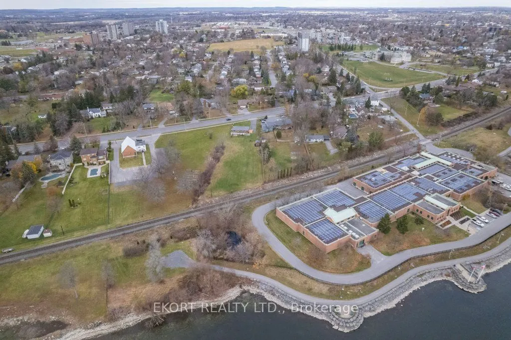 239 Dundas Street W