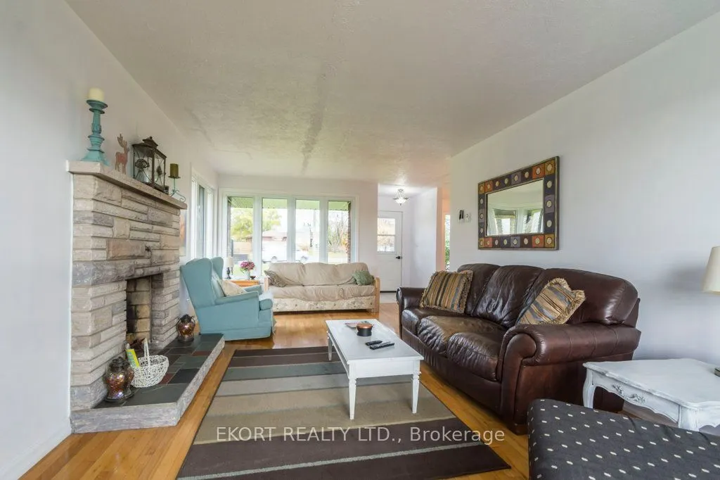 239 Dundas Street W