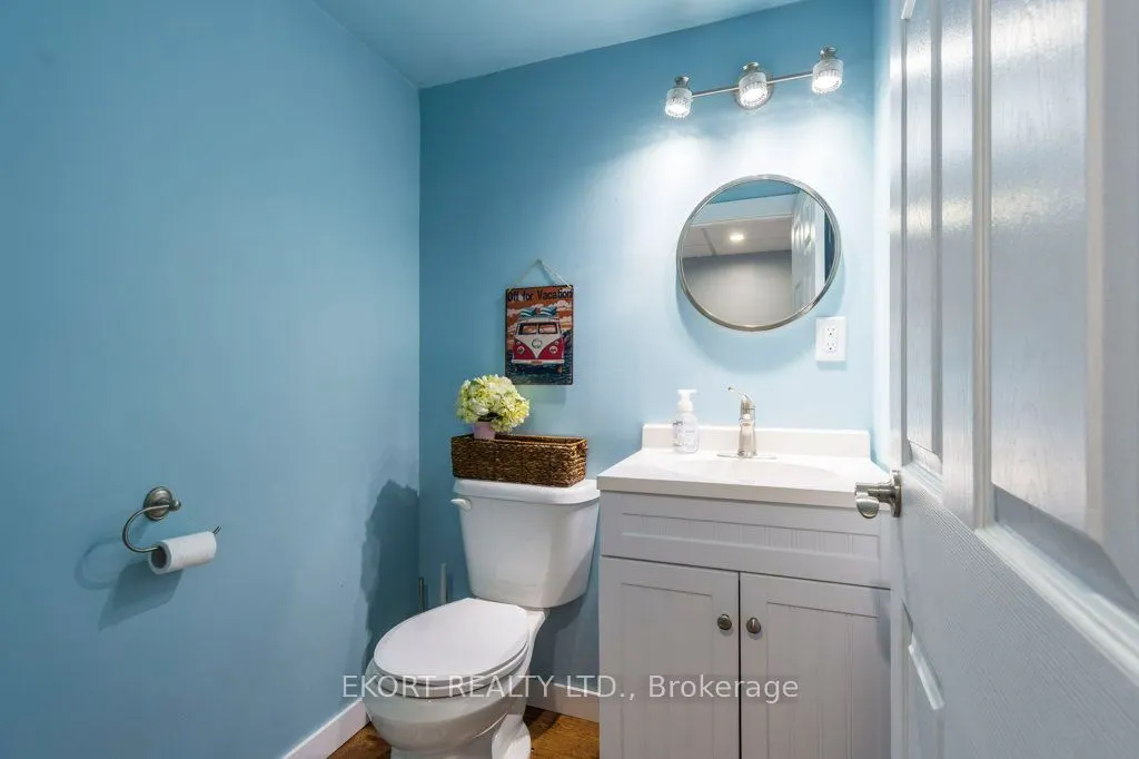 239 Dundas Street W