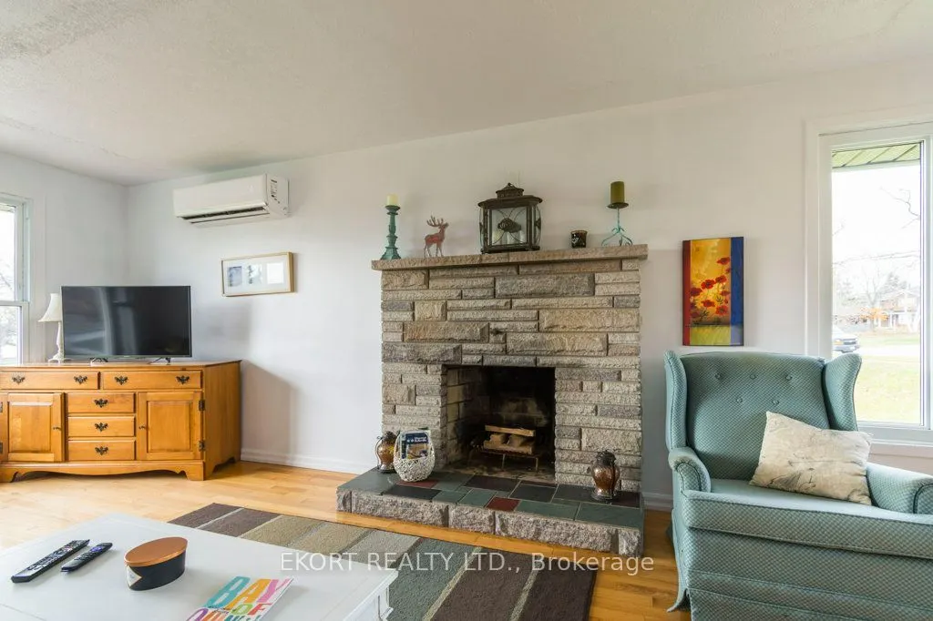 239 Dundas Street W