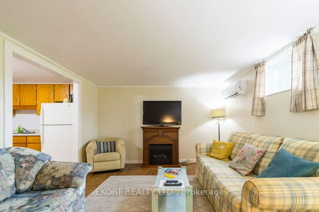 239 Dundas Street W