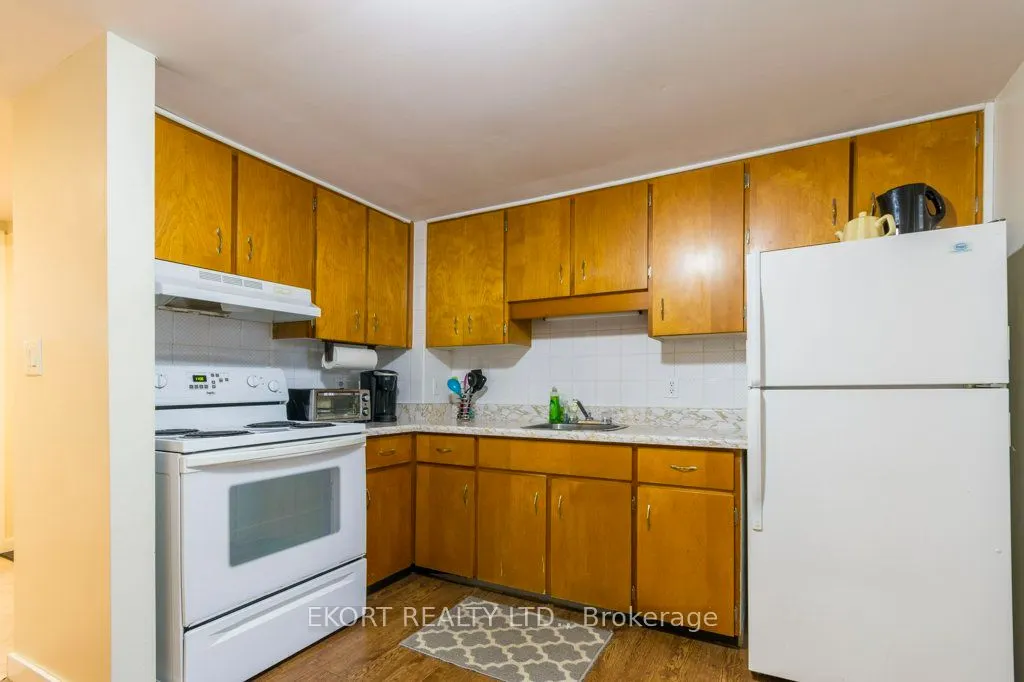 239 Dundas Street W