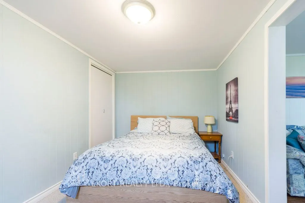 239 Dundas Street W