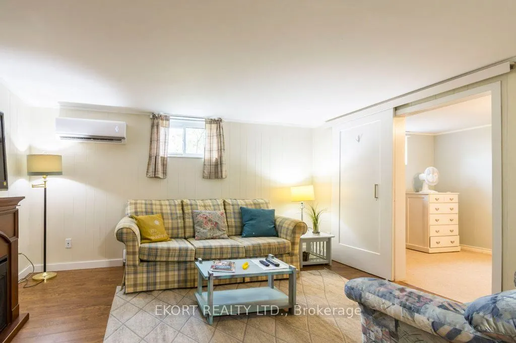 239 Dundas Street W