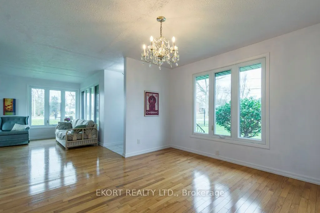239 Dundas Street W