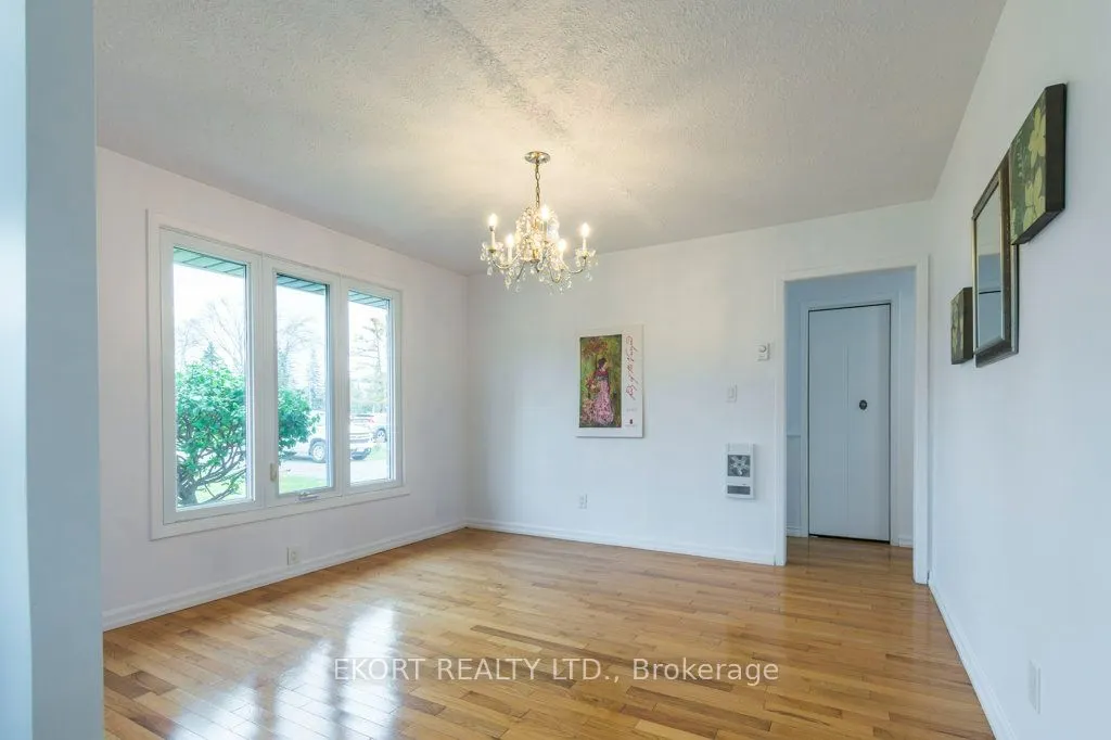 239 Dundas Street W