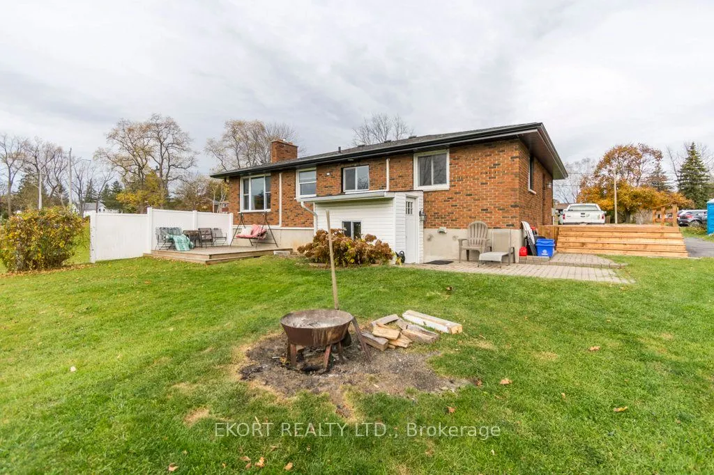 239 Dundas Street W