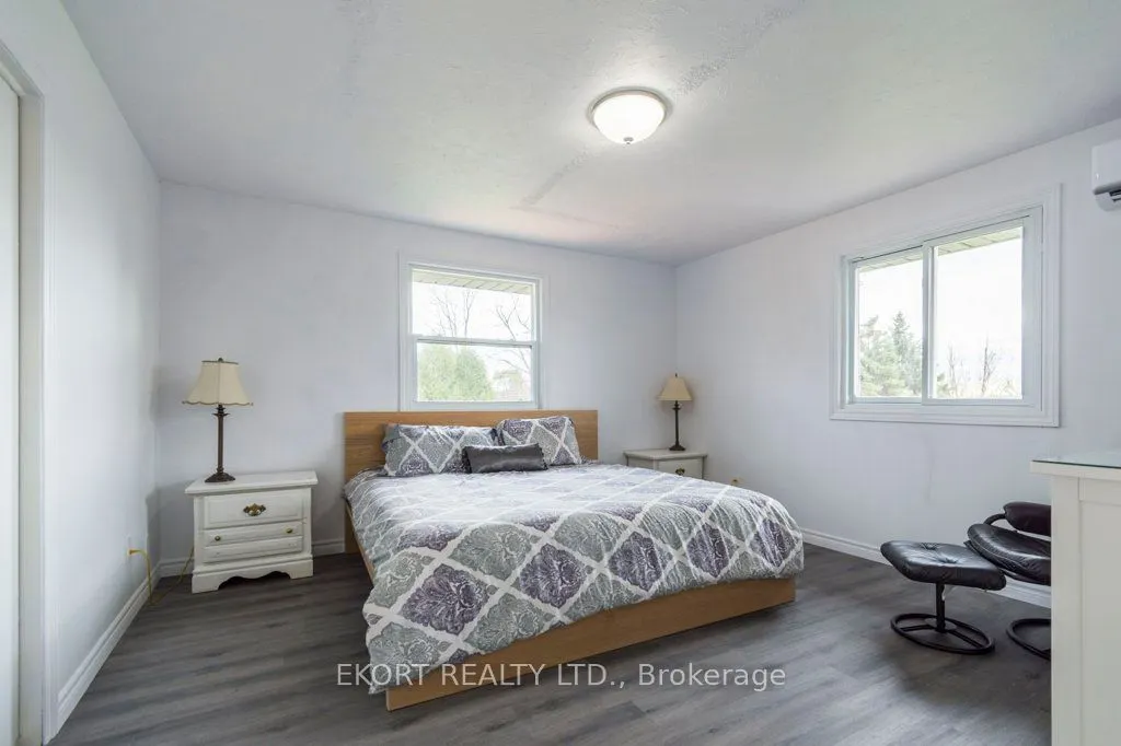 239 Dundas Street W