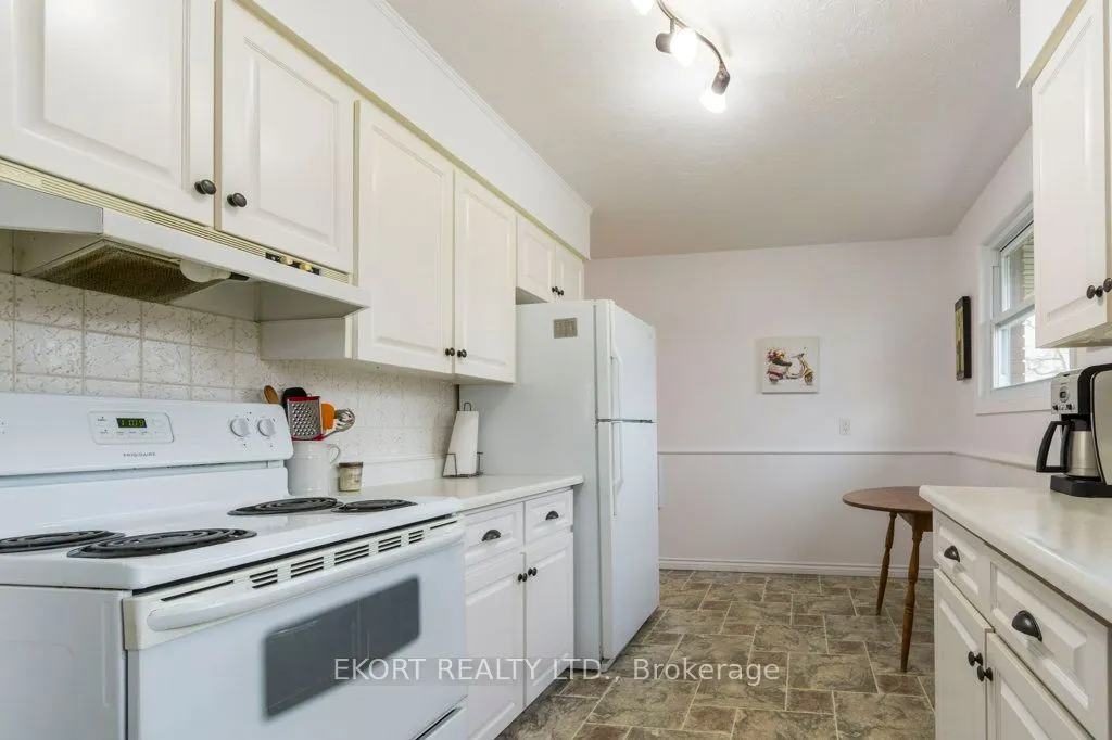 239 Dundas Street W
