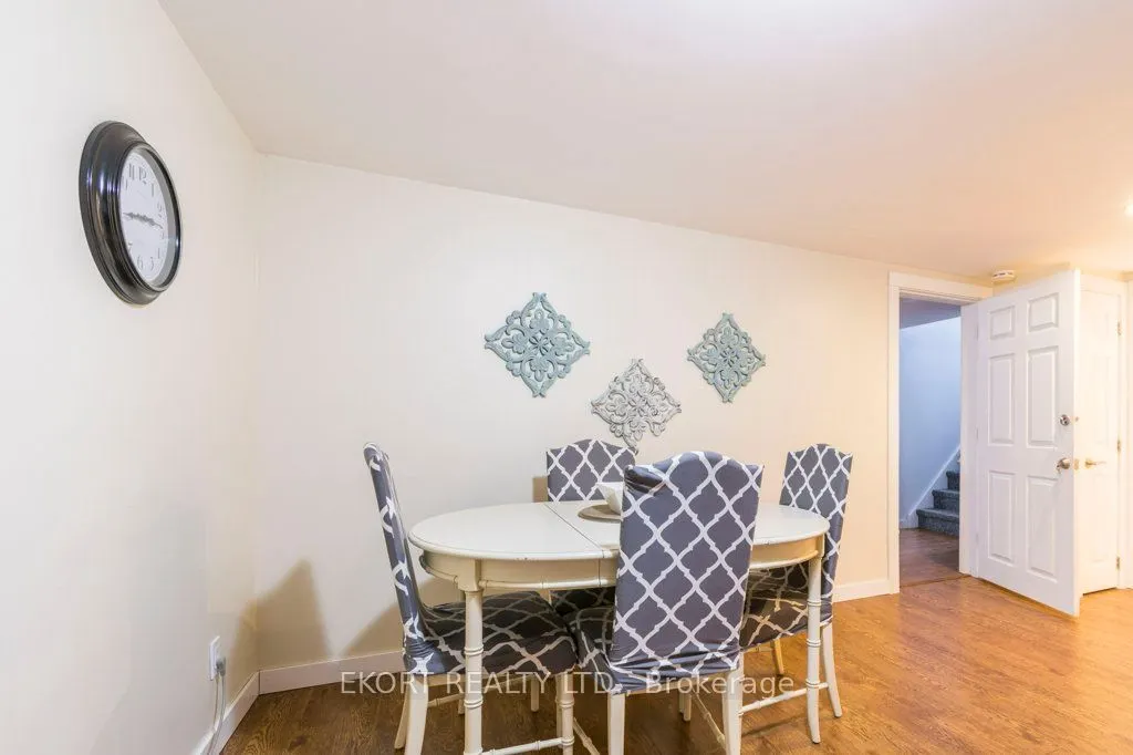 239 Dundas Street W