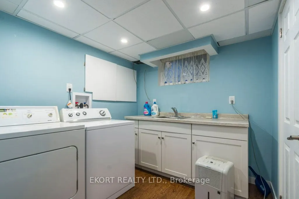 239 Dundas Street W