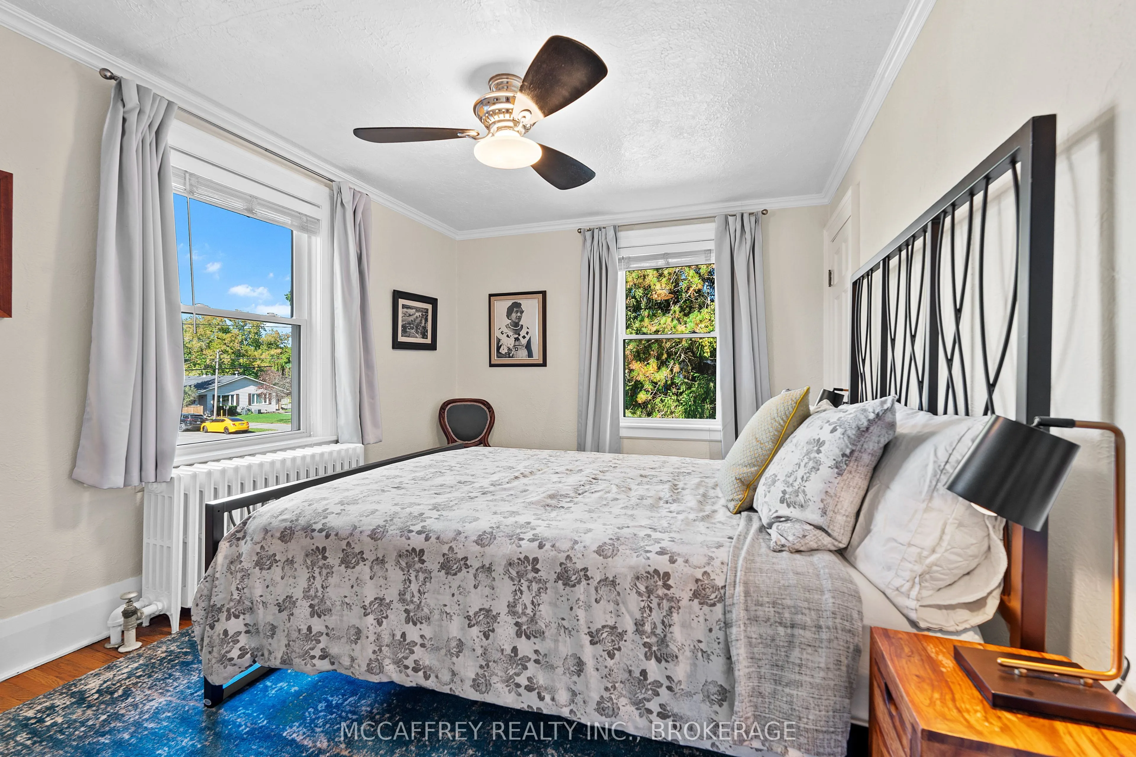 442 DUNDAS Street W
