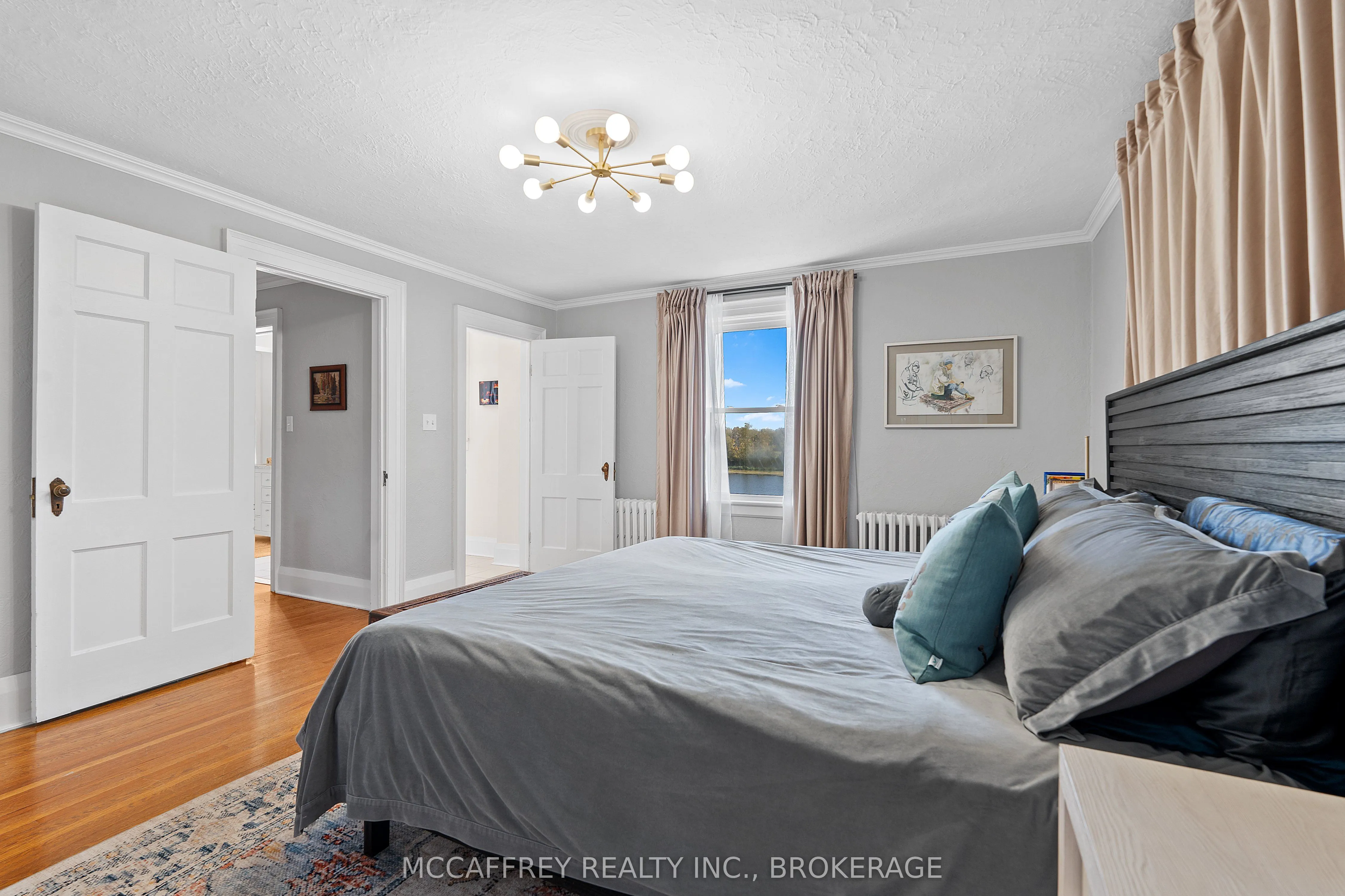 442 DUNDAS Street W