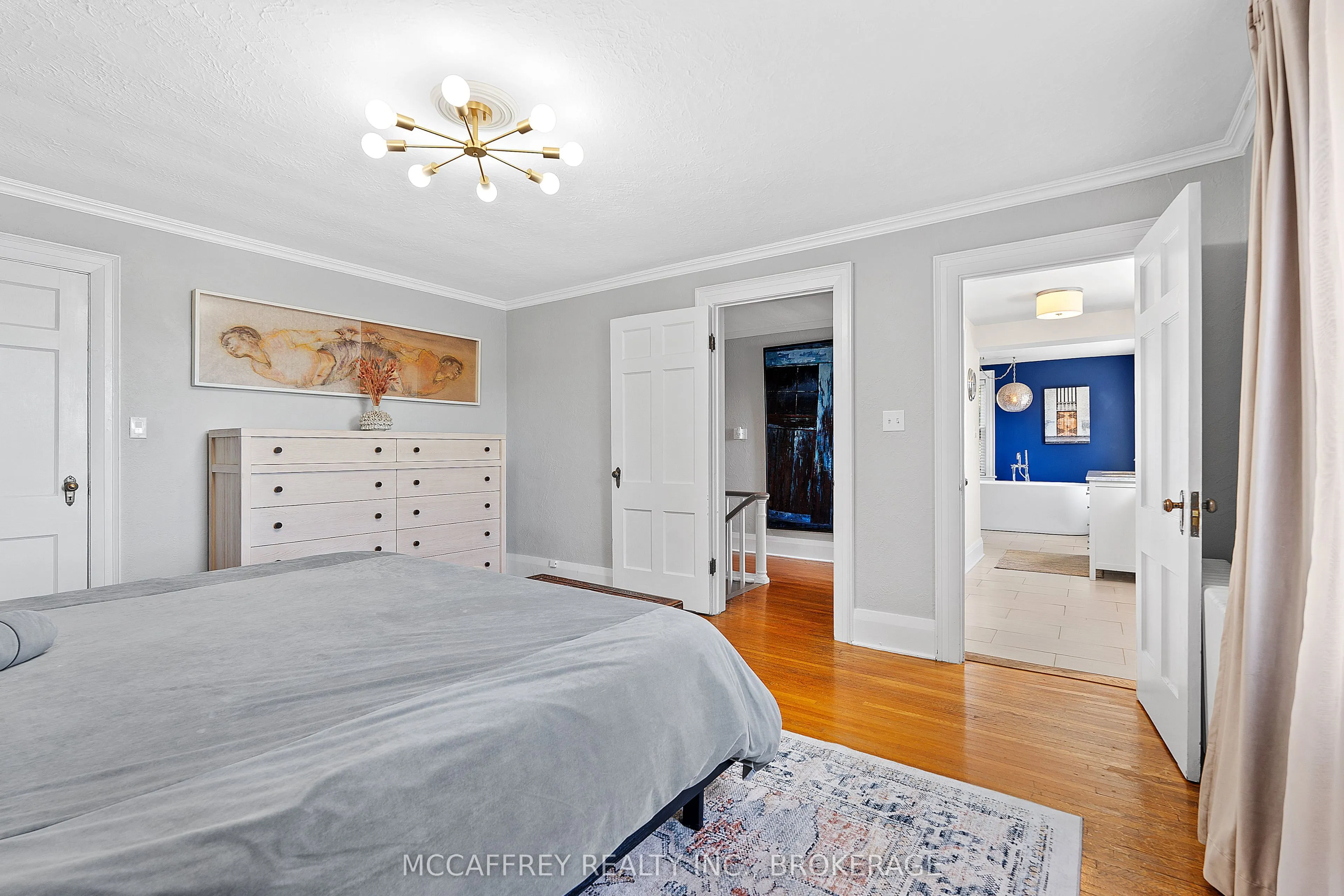 442 DUNDAS Street W