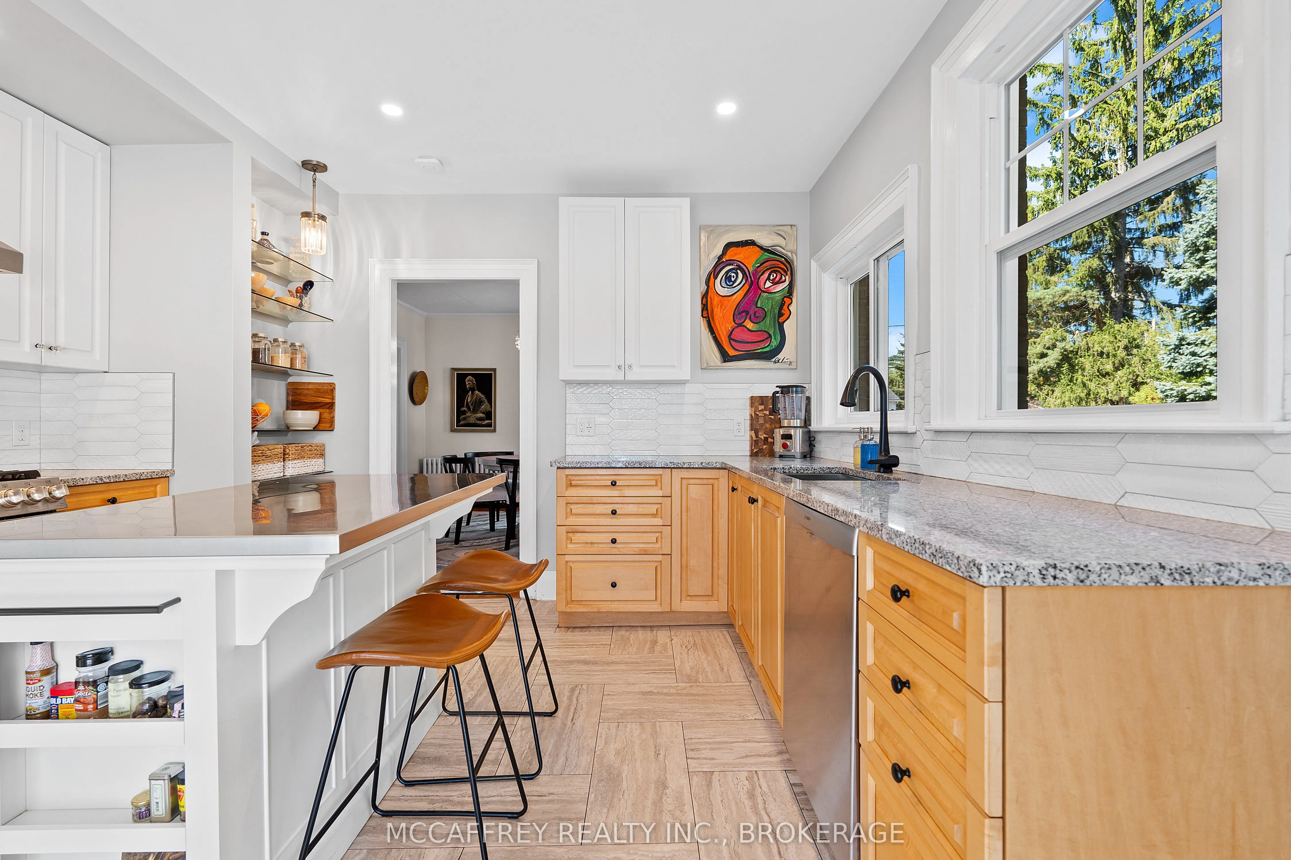 442 DUNDAS Street W
