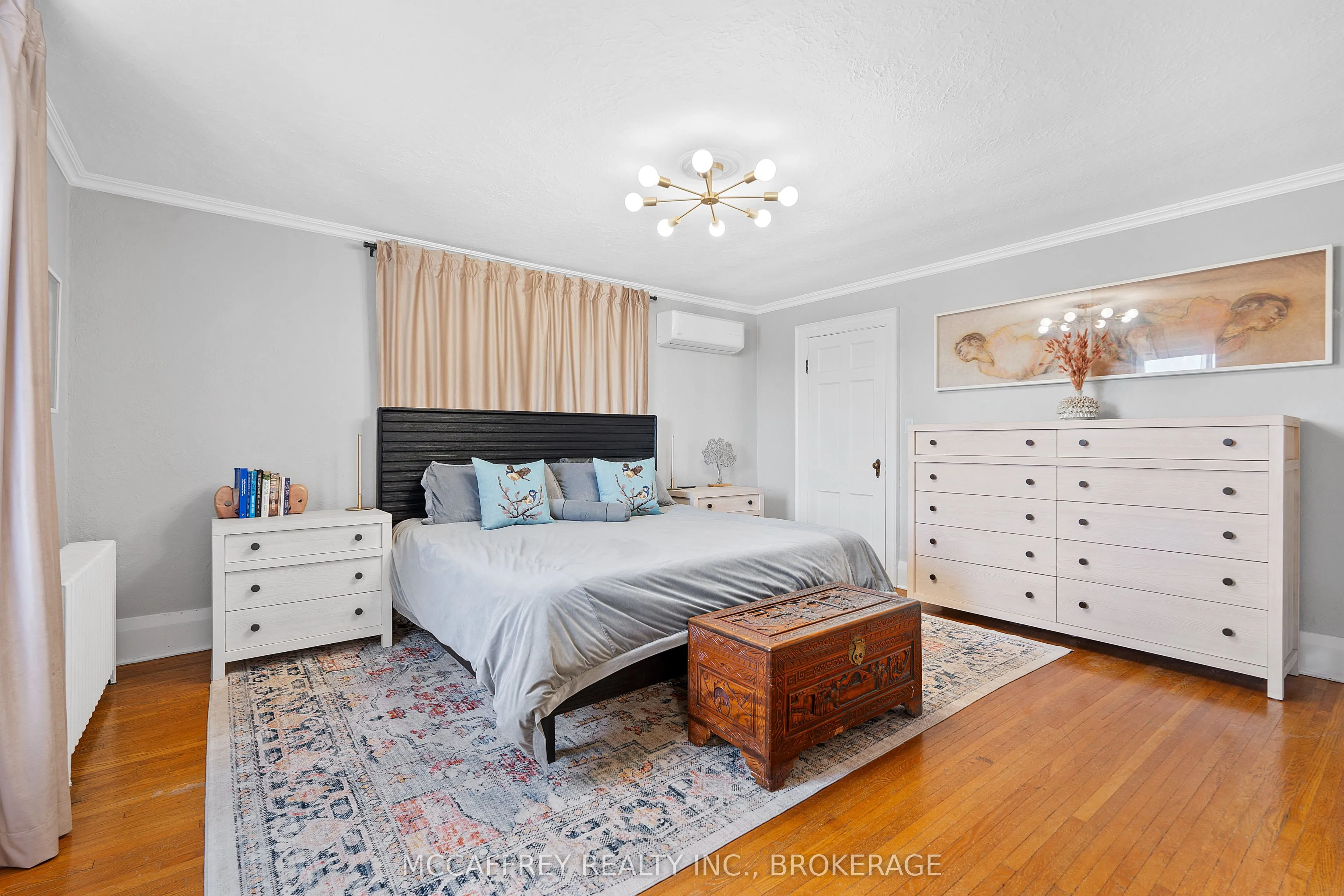 442 DUNDAS Street W