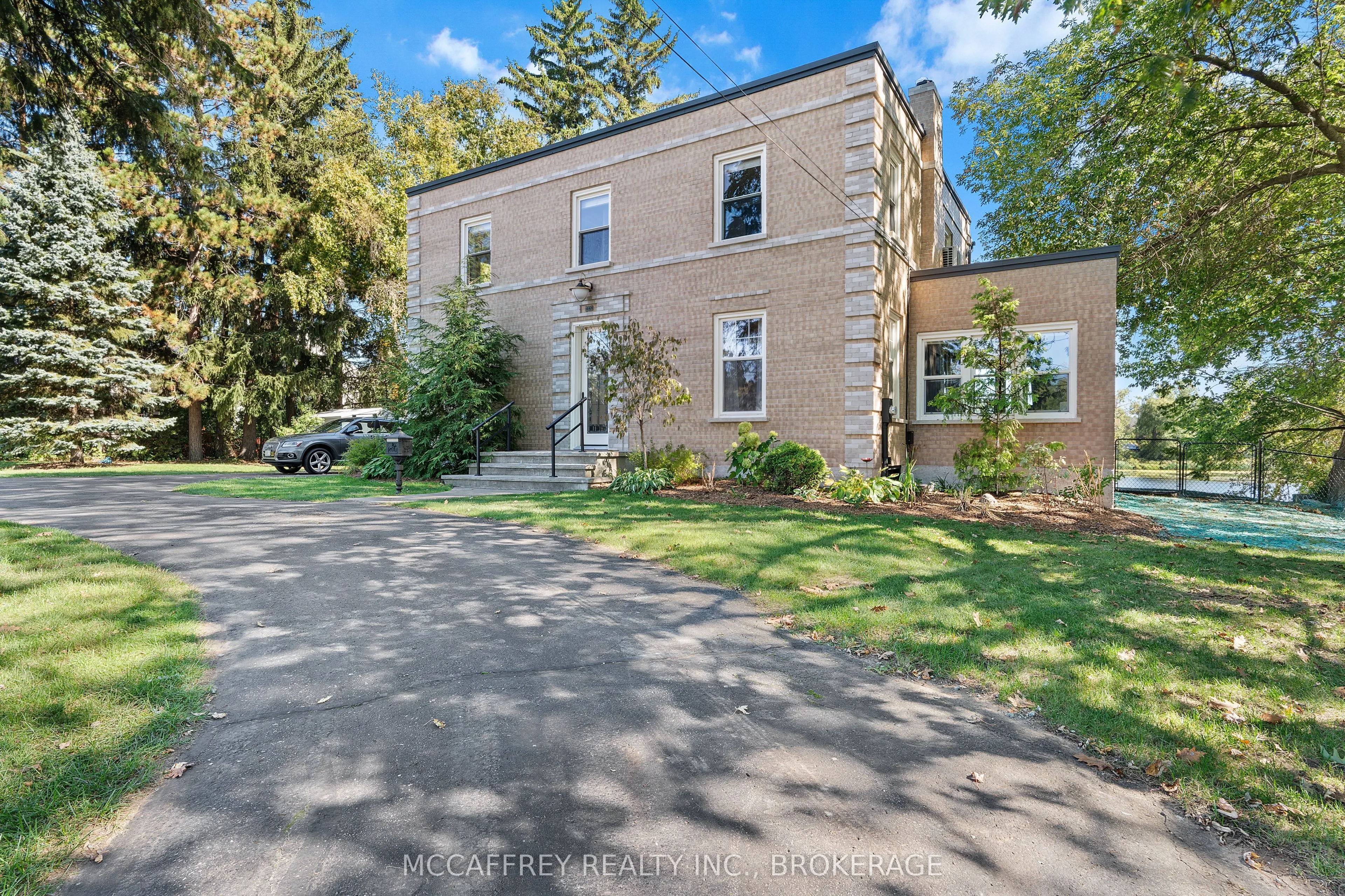 442 DUNDAS Street W
