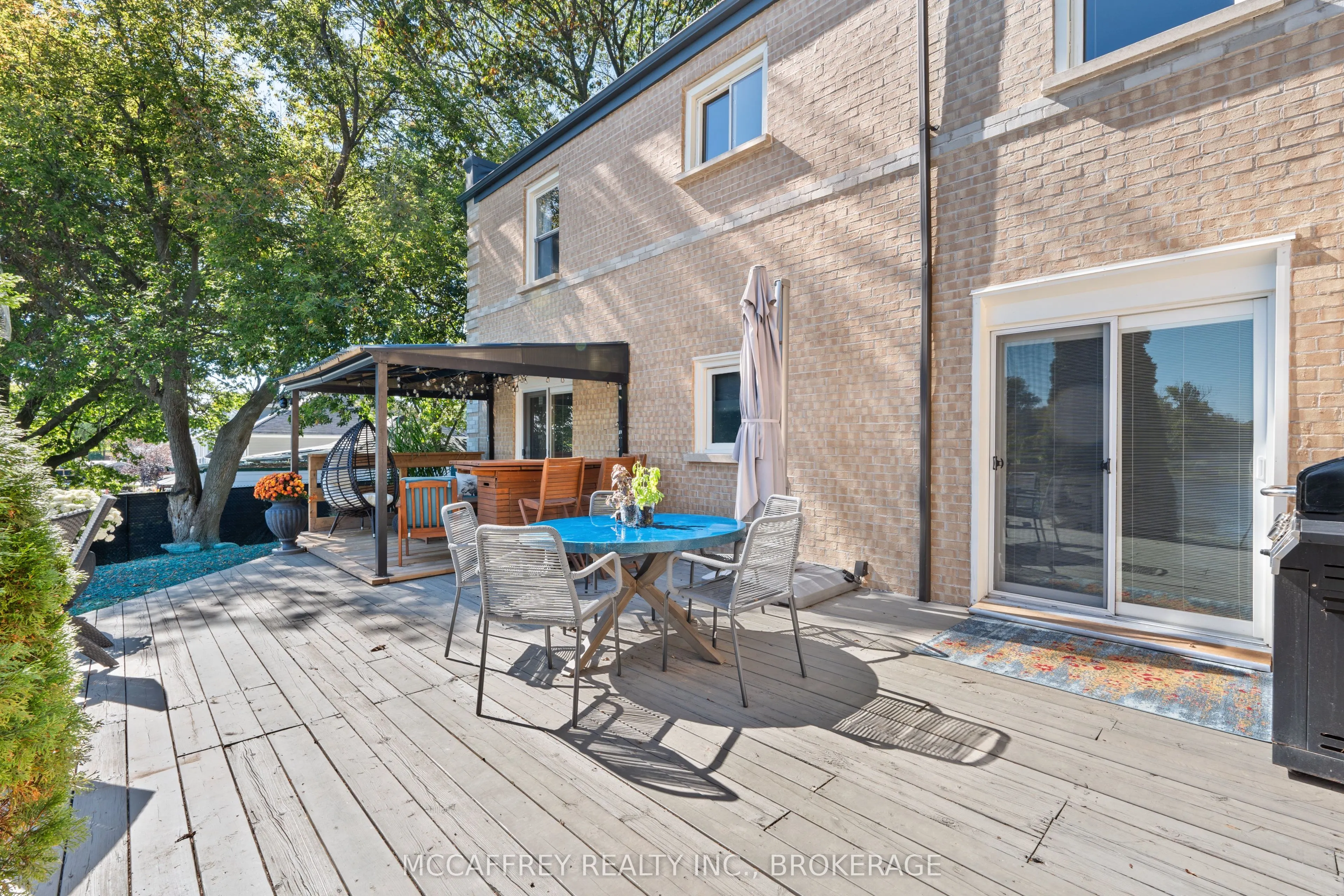 442 DUNDAS Street W
