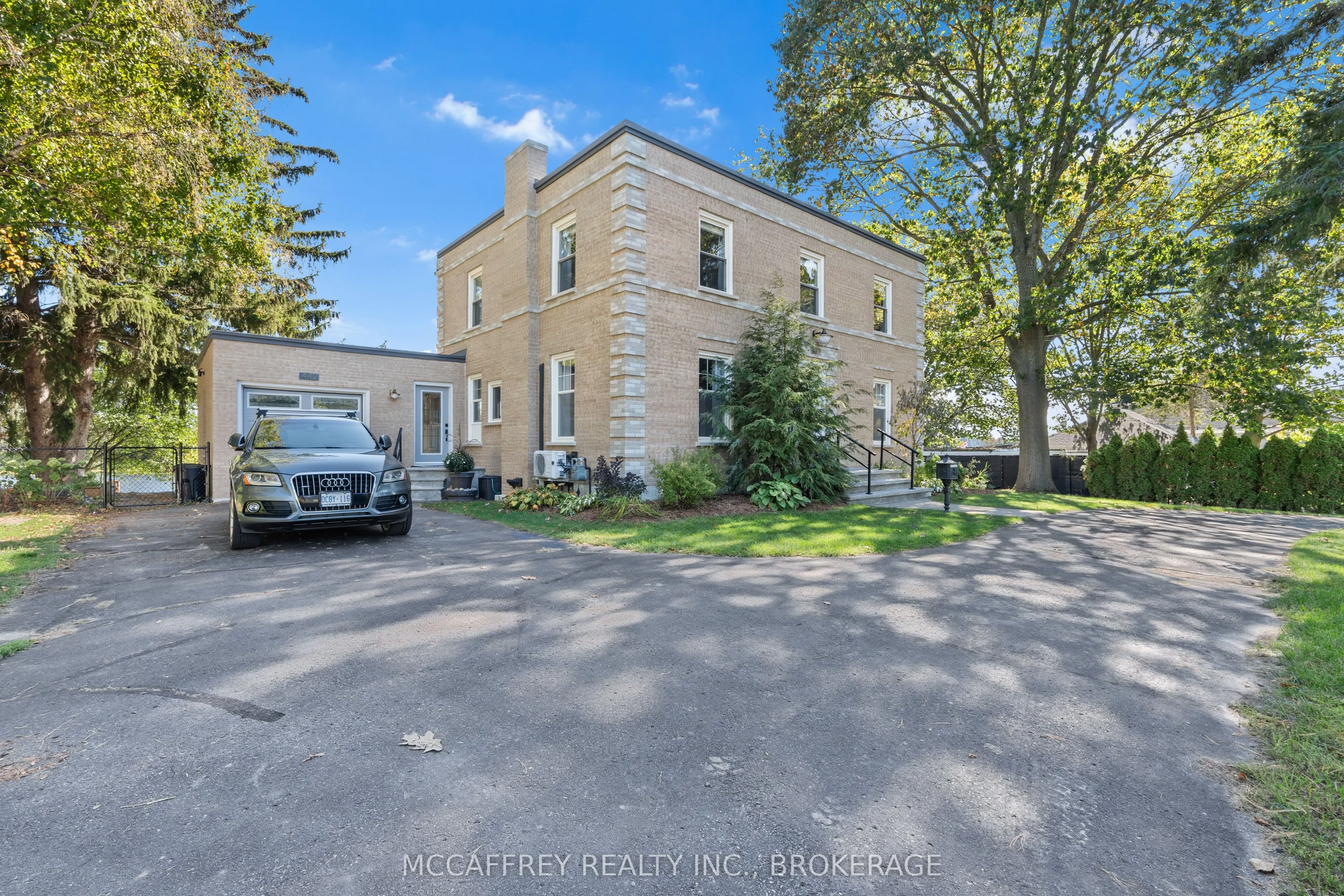 442 DUNDAS Street W