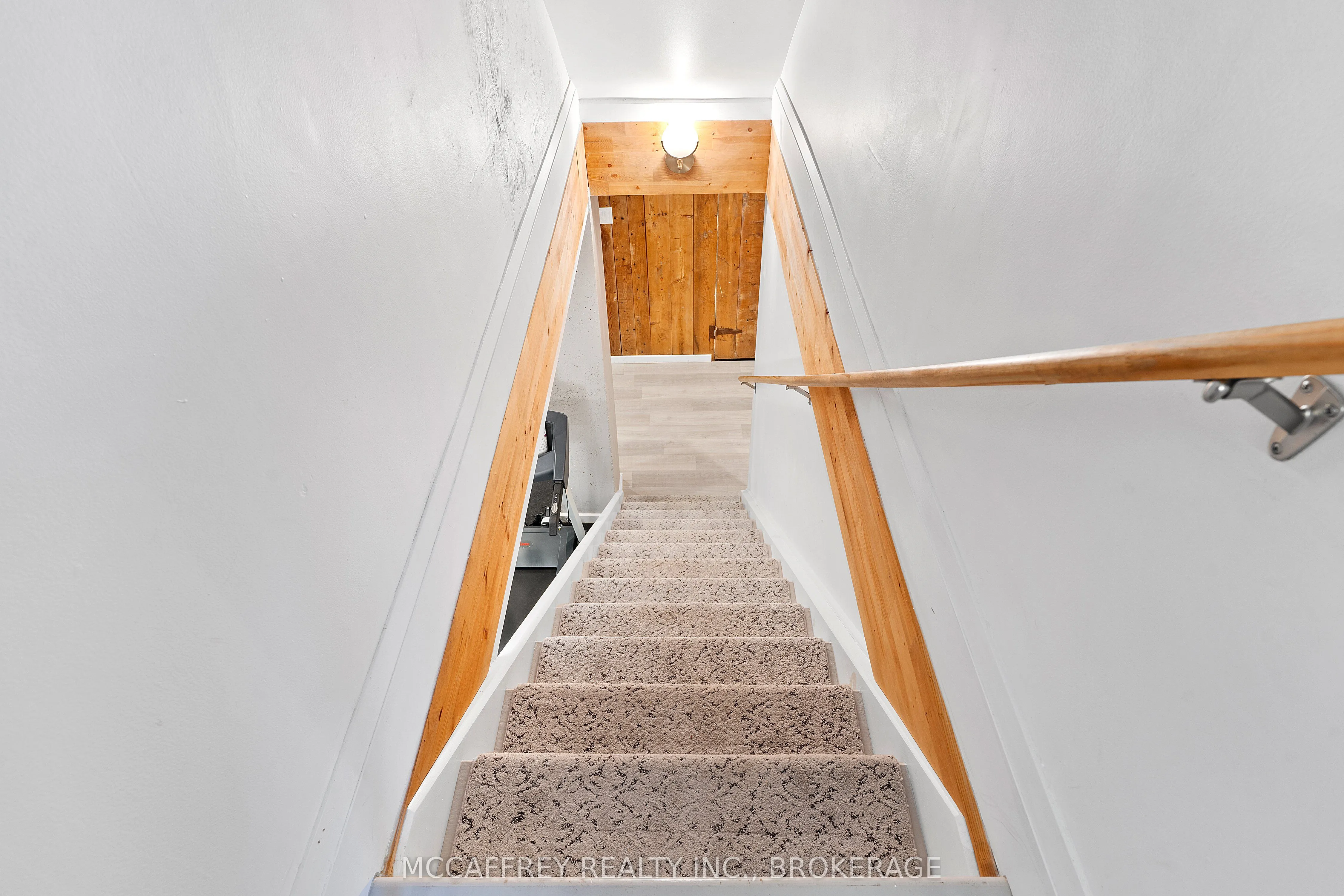 442 DUNDAS Street W