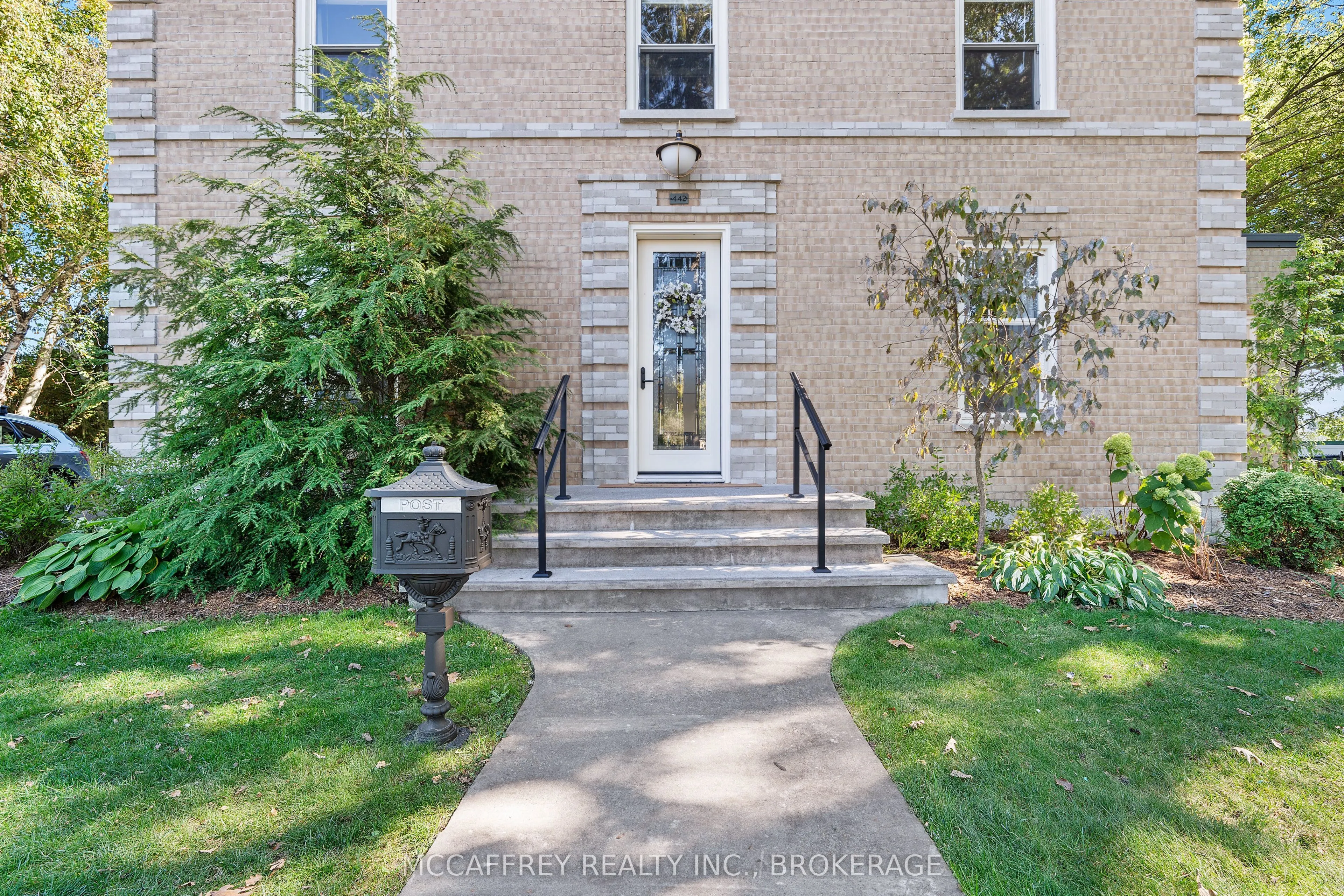 442 DUNDAS Street W