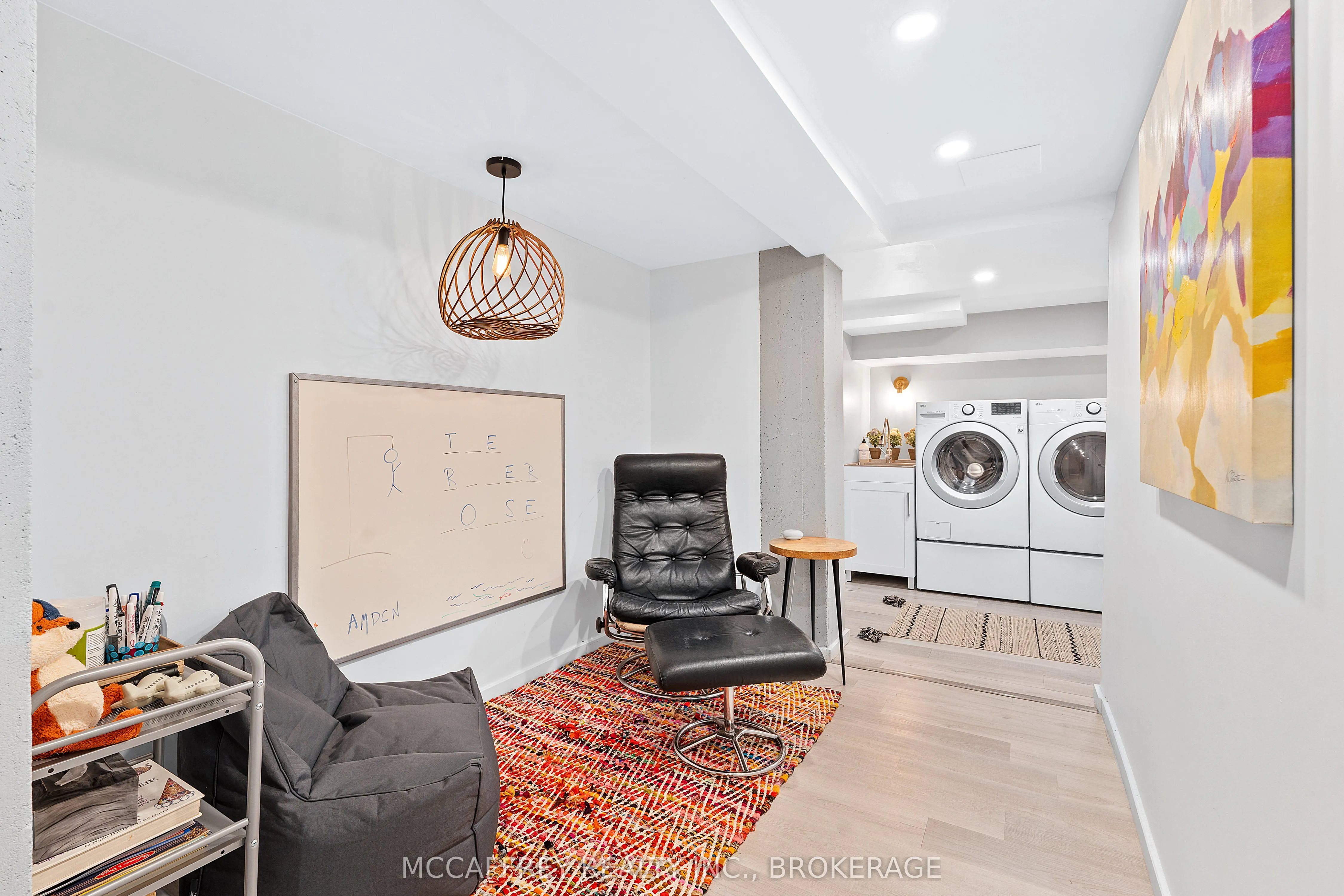 442 DUNDAS Street W