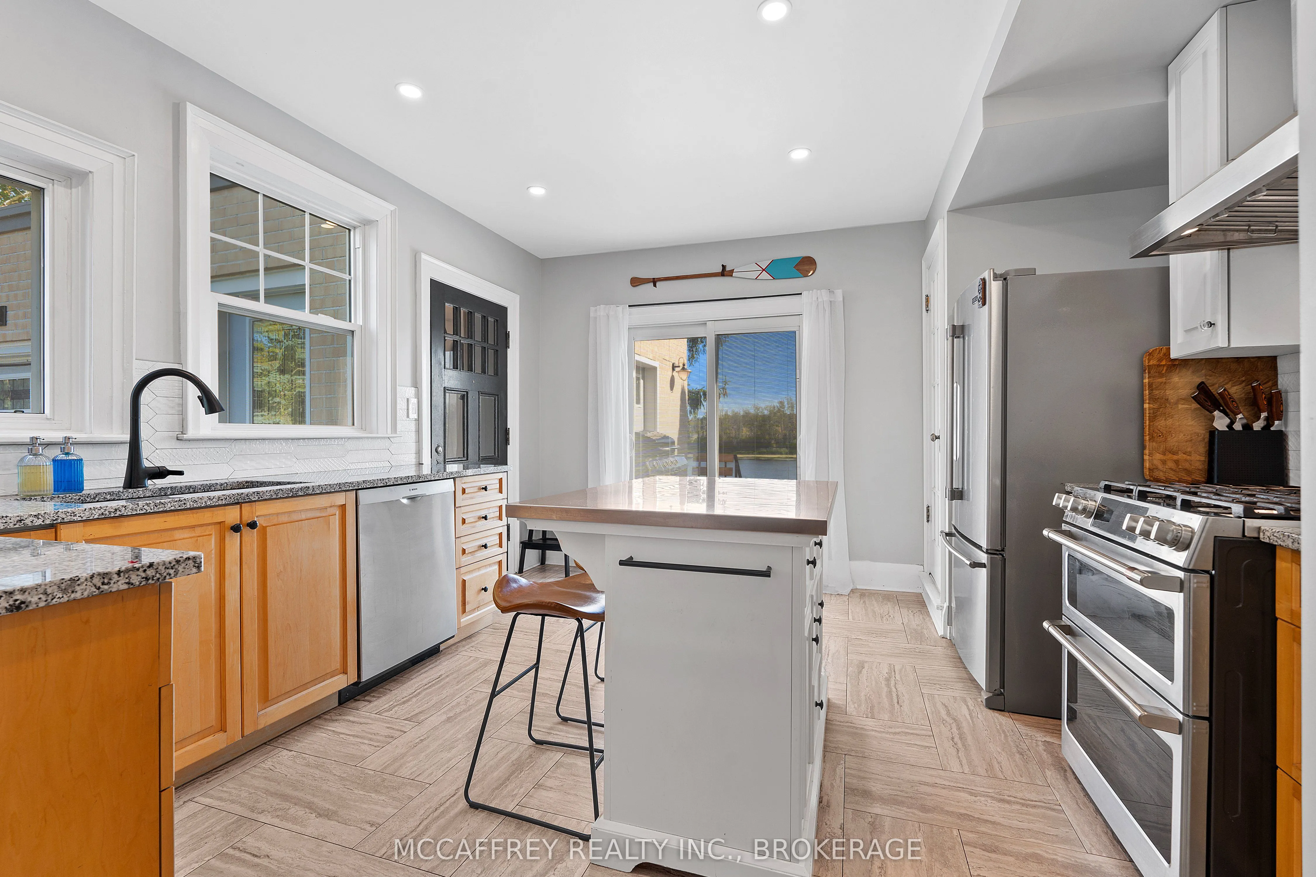 442 DUNDAS Street W
