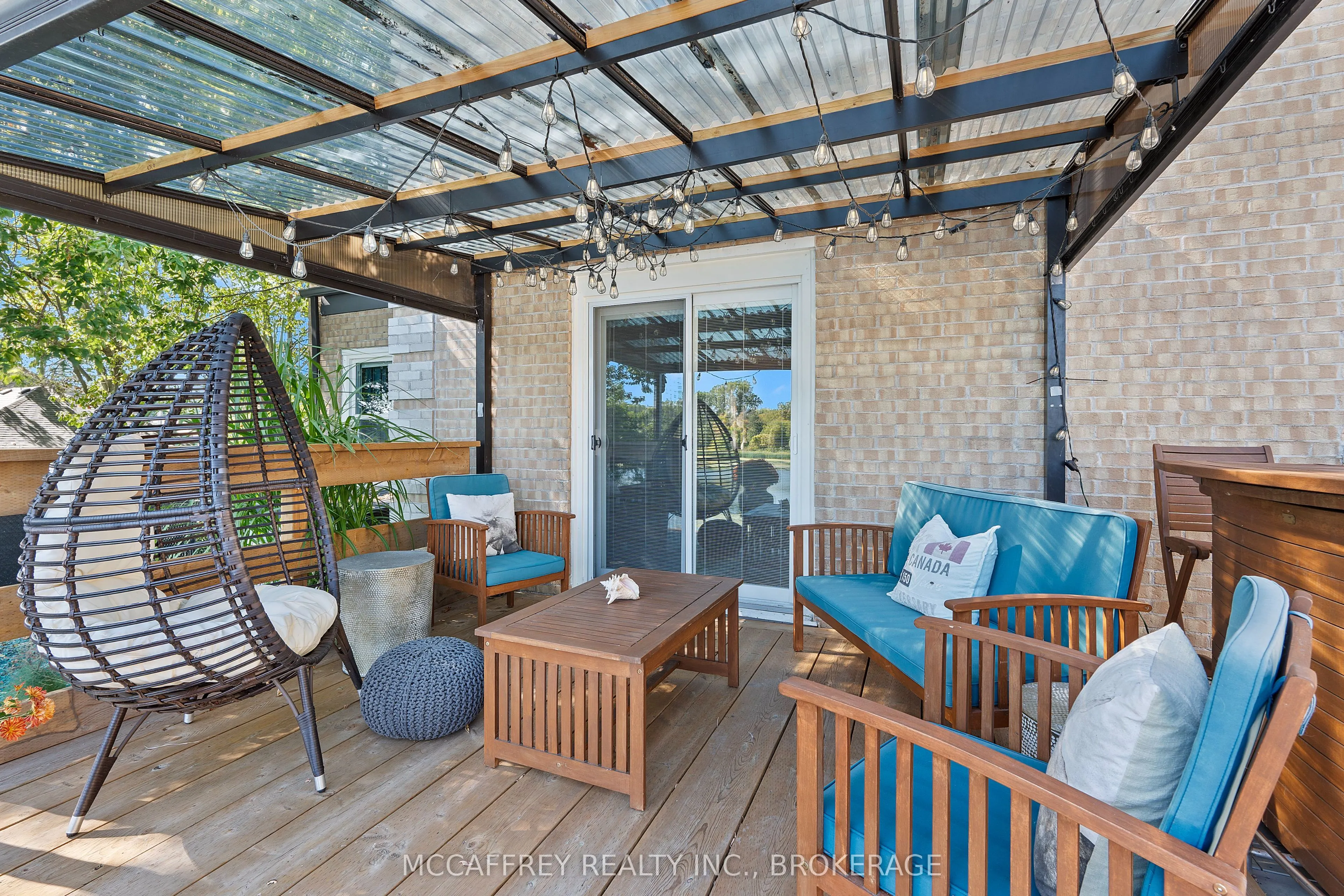 442 DUNDAS Street W