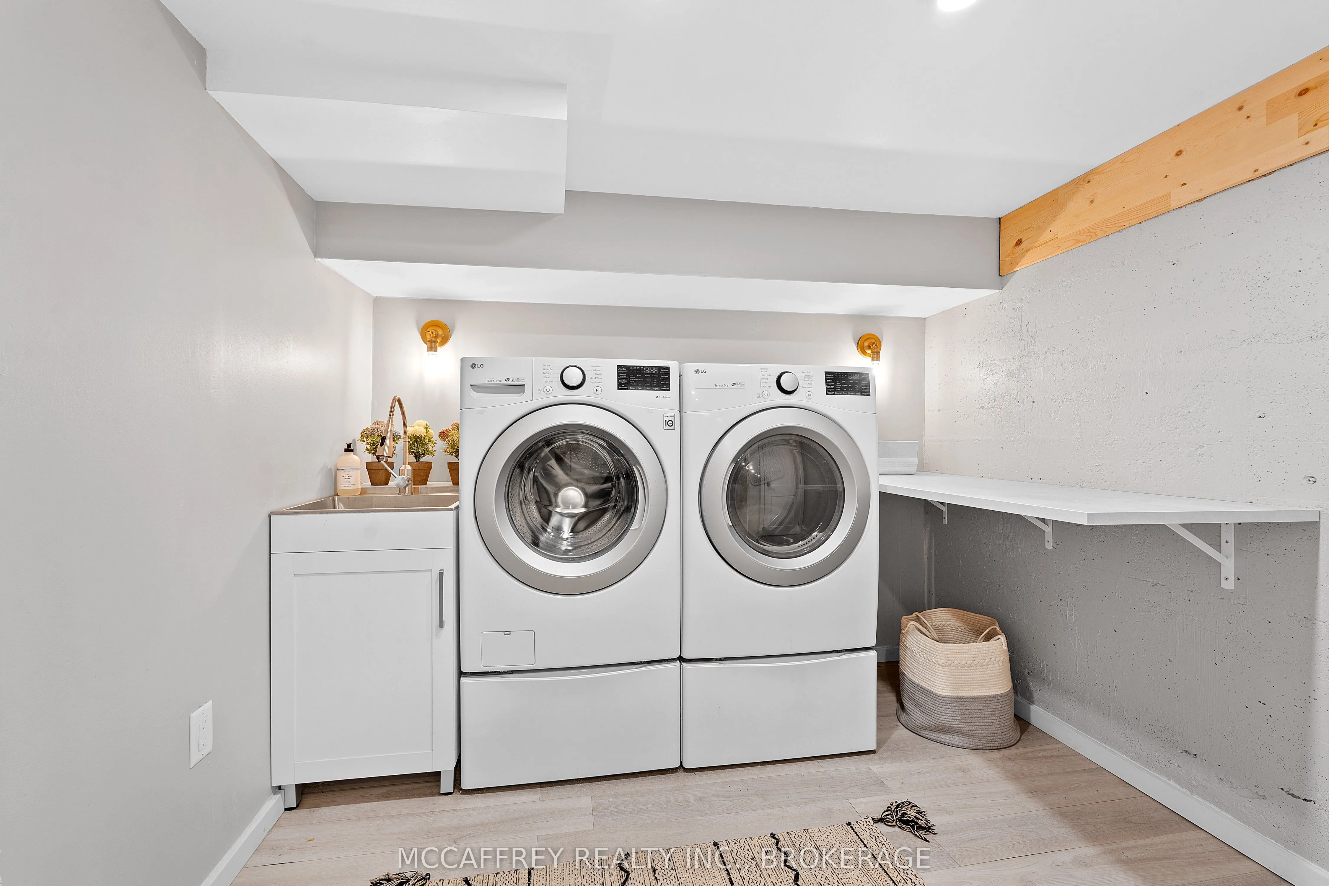 442 DUNDAS Street W