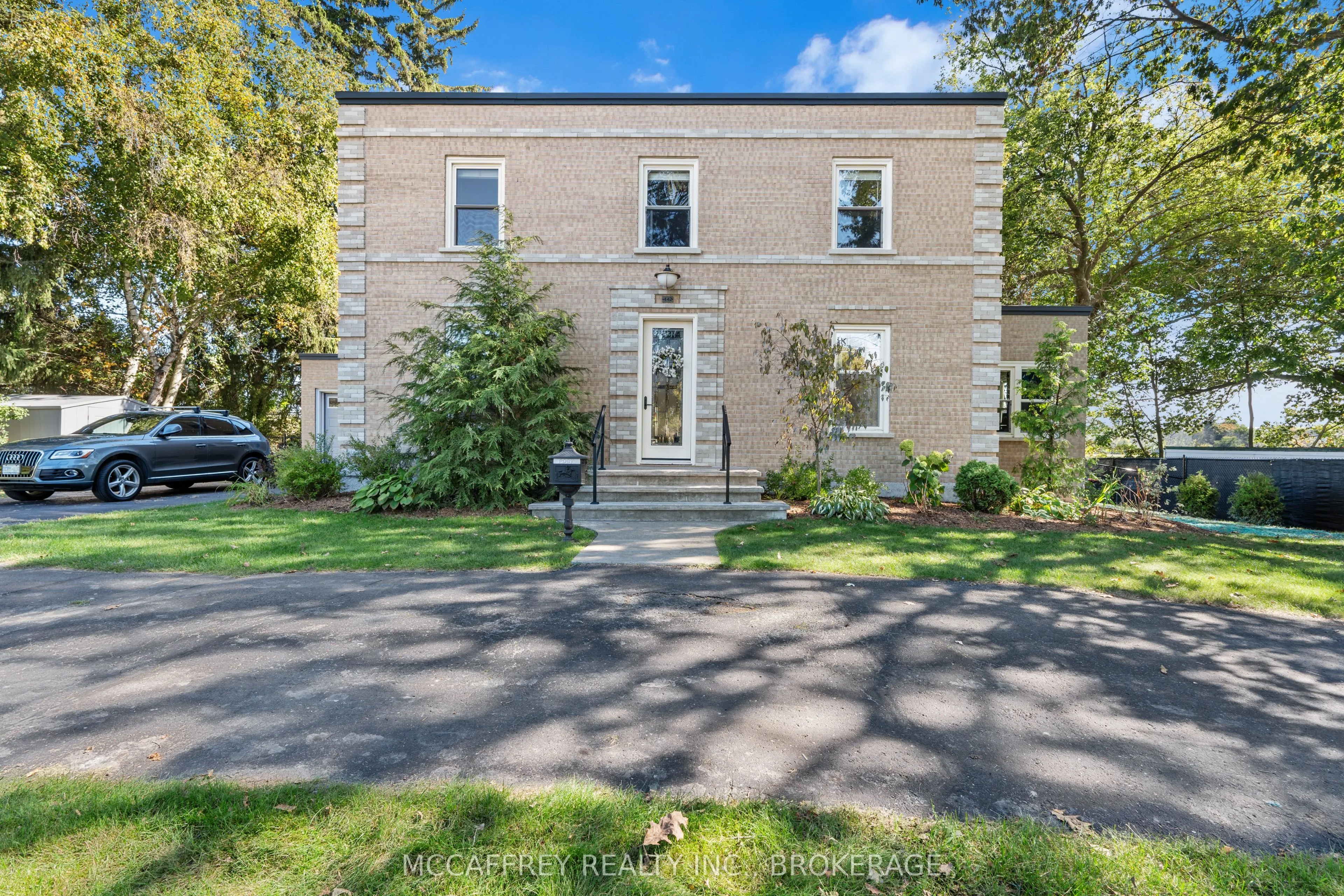 442 DUNDAS Street W