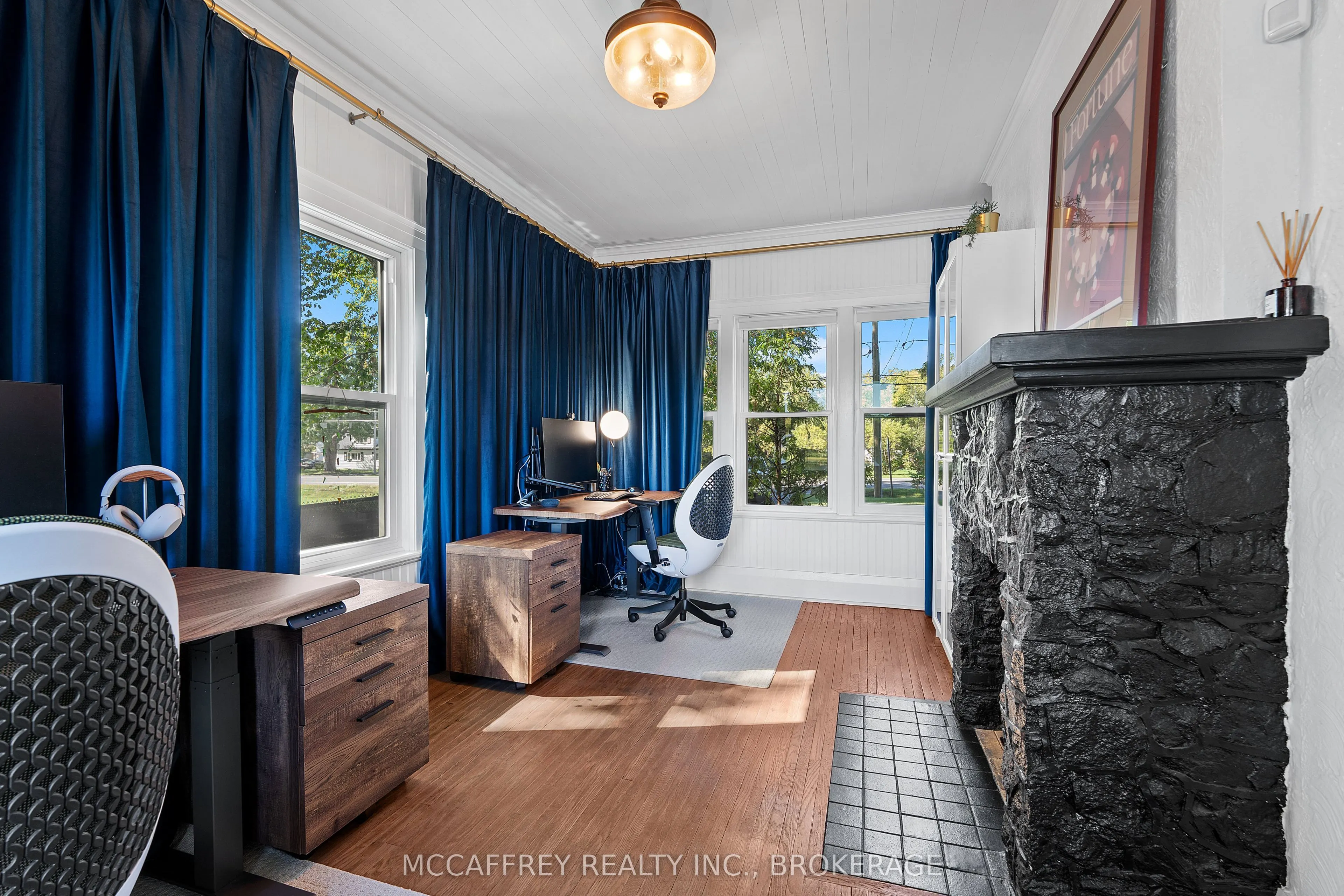 442 DUNDAS Street W