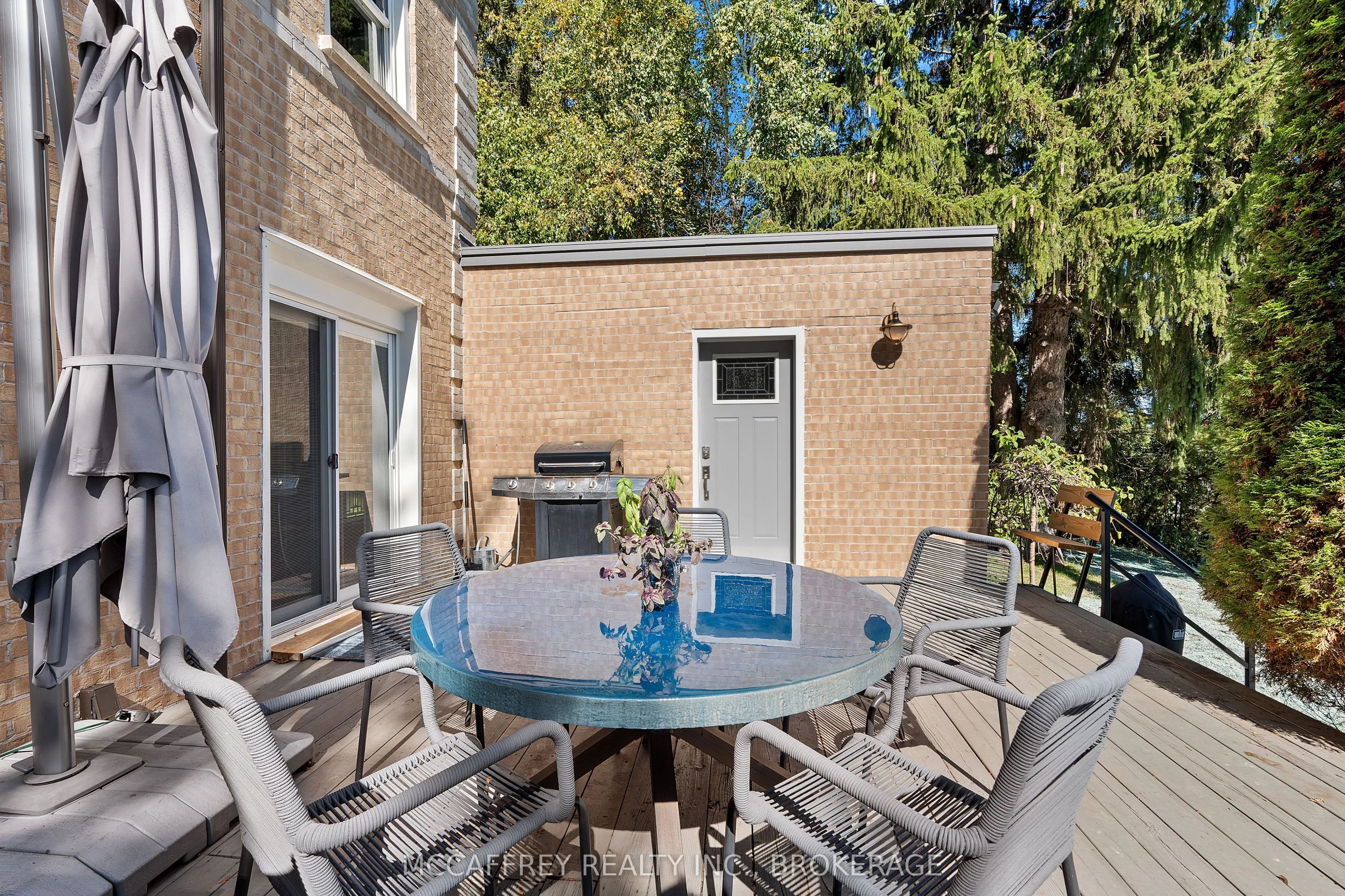 442 DUNDAS Street W