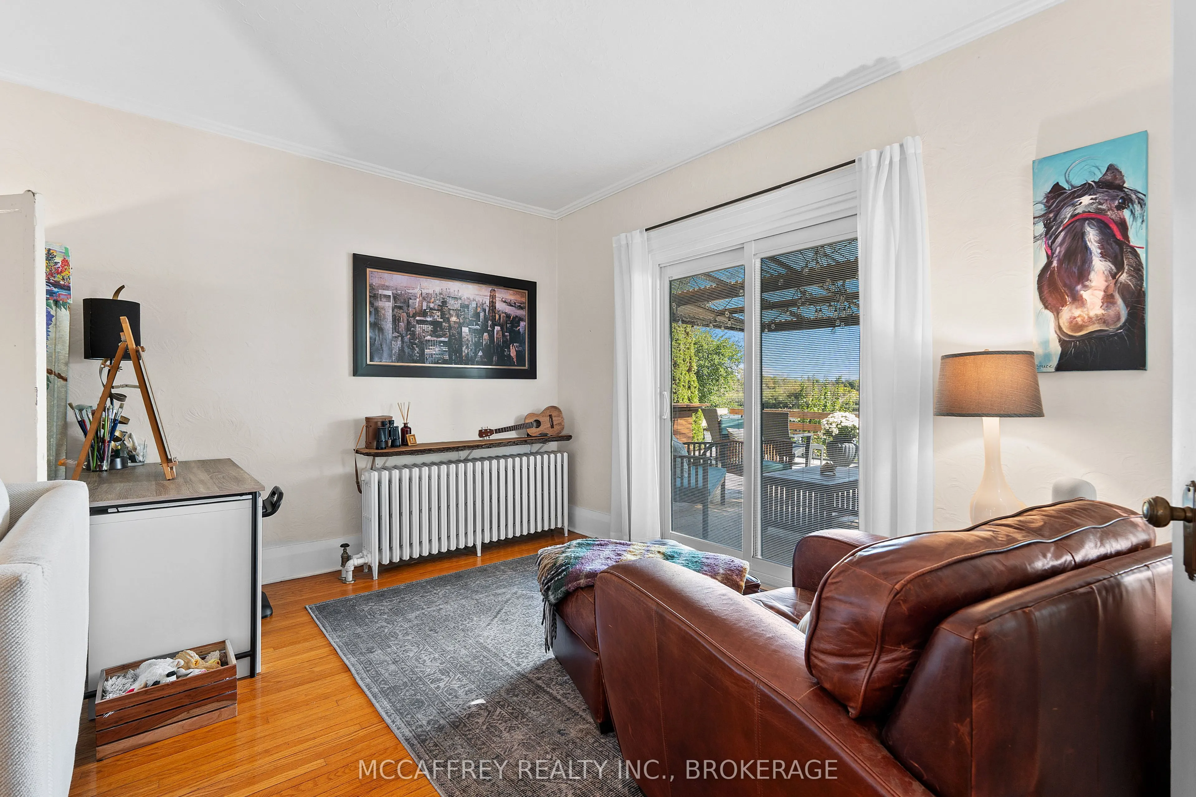 442 DUNDAS Street W