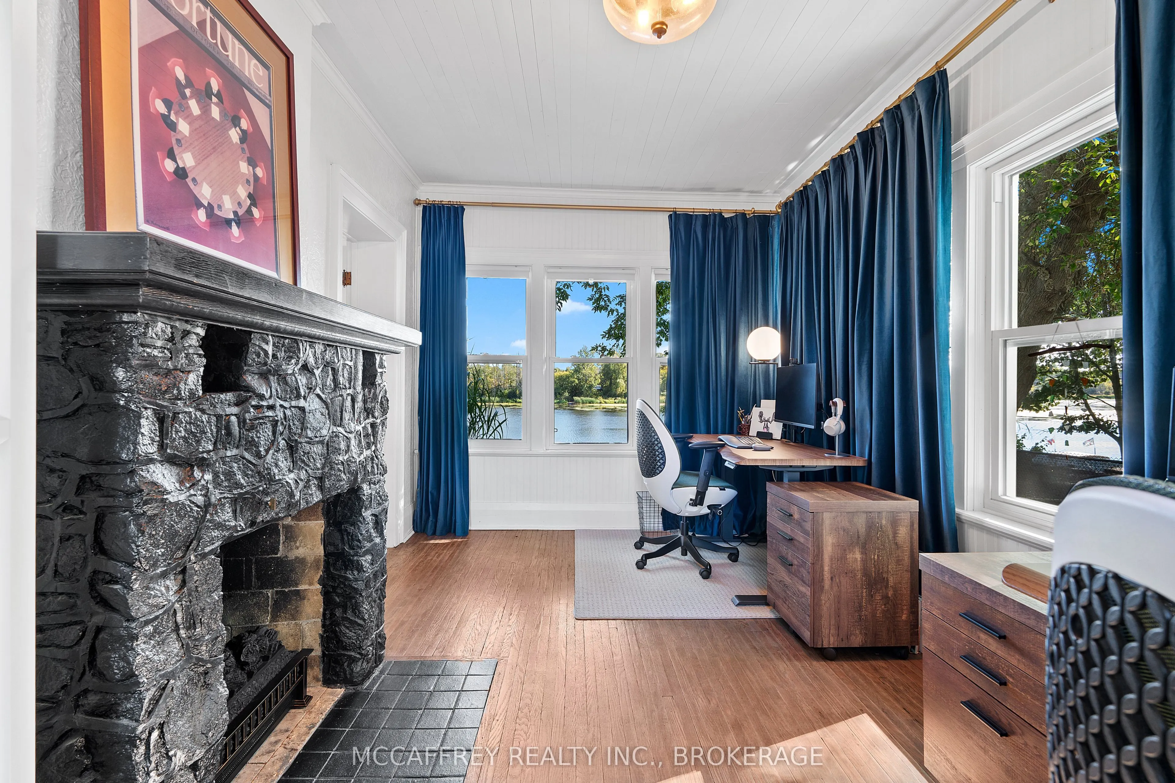 442 DUNDAS Street W