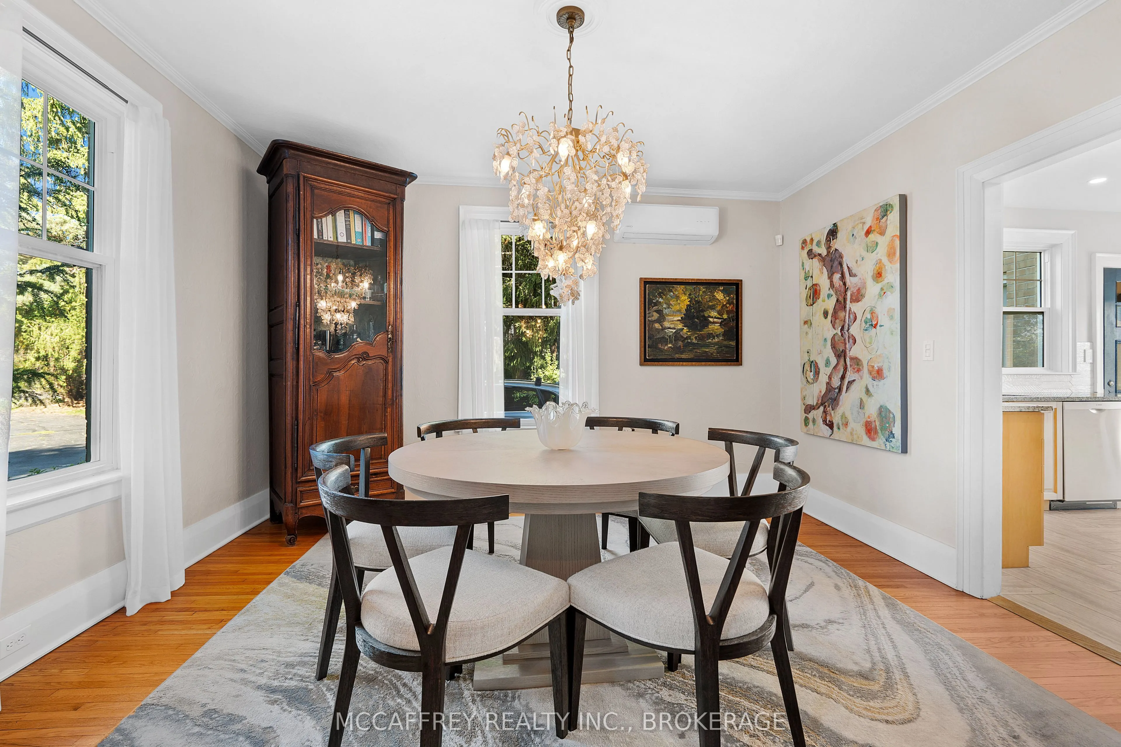 442 DUNDAS Street W