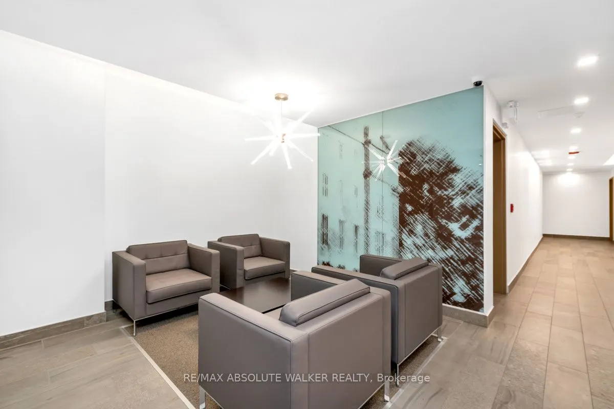 530 DE MAZENOD Avenue, #108